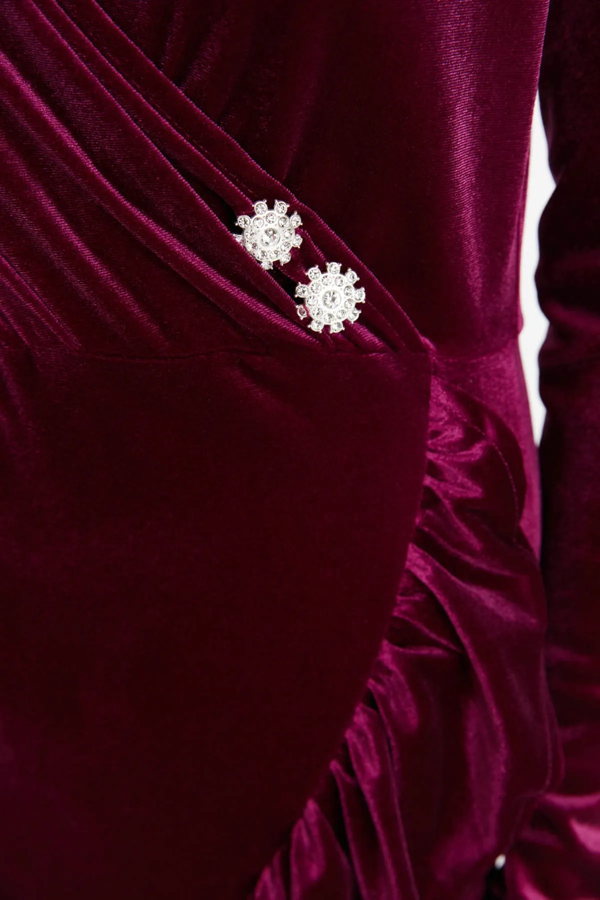 Trendyol Collection  Elegantes Abendkleid mit Pflaumenstein-Accessoires TPRAW23EL00186