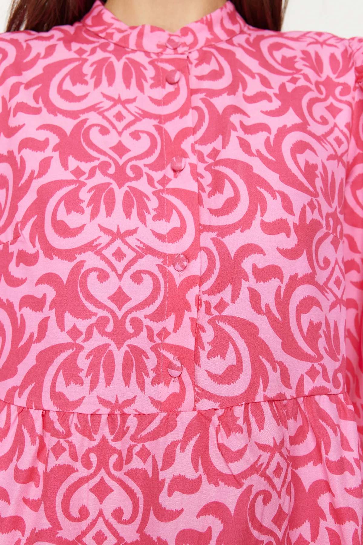 Trendyol Modest  Fuchsiafarbenes, gemustertes Kleid aus gewebter Baumwolle mit halber Knopfleiste und weiter Passform TCTSS23EB00222
