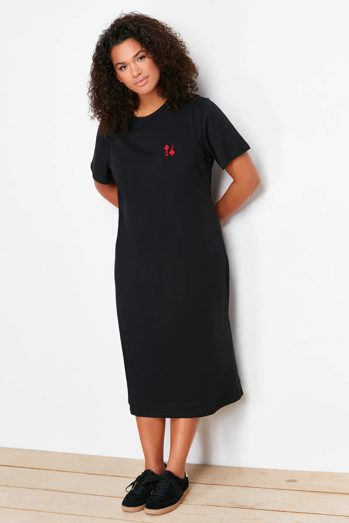Trendyol Curve  Schwarzes gestricktes T-Shirt-Kleid mit Stickerei und detaillierten Details TBBSS24AH00084