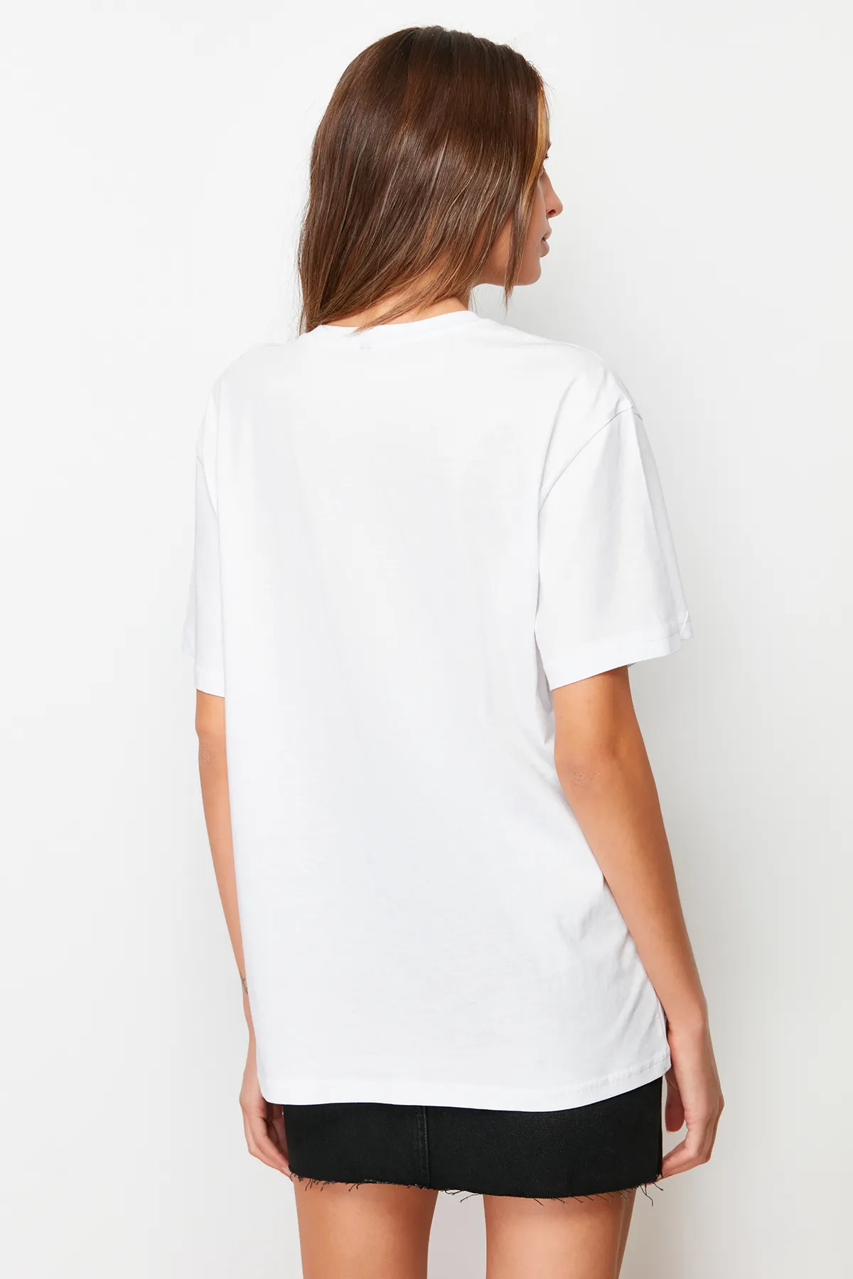 Trendyol Collection  Weißes bedrucktes Oversize/Wide Fit Strick-T-Shirt mit Stehkragen, 100 % Baumwolle TWOSS23TS00373