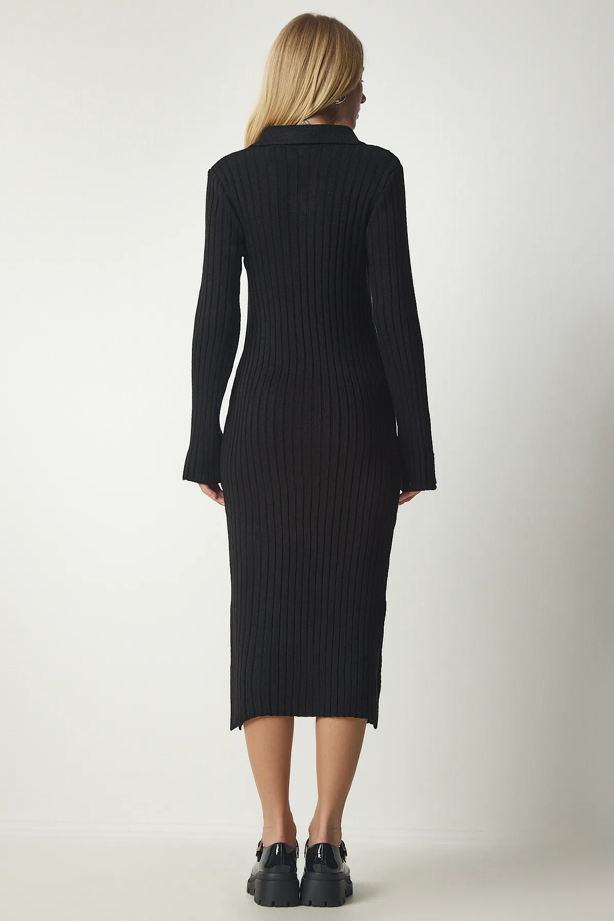 Happiness İstanbul  Schwarzes geripptes Strickkleid mit Rollkragen für Damen Kİ00103