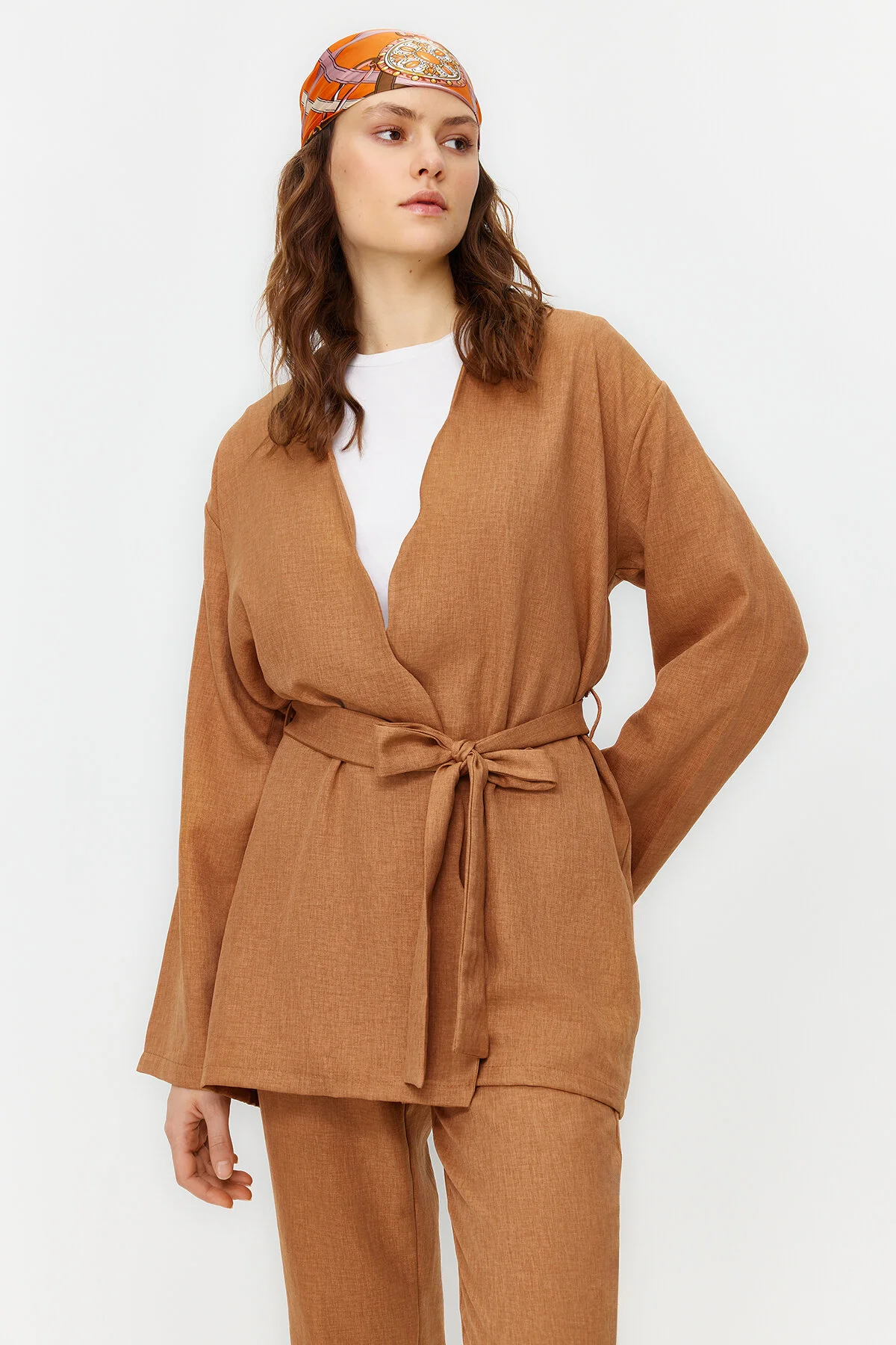 Trendyol Modest  Kamelfarbenes Kimono-Hose-Set in Leinenoptik mit Gürtel aus gewebtem Ober- und Unterteil TCTSS24US00005