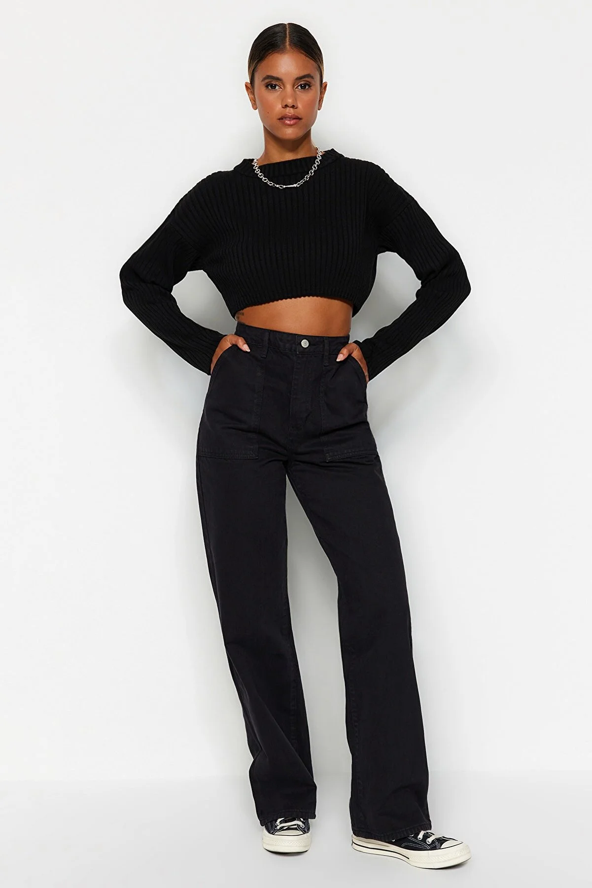Trendyol Collection  Schwarze Jeans mit hoher Taille und weitem Bein und Taschendetail TWOAW22JE0595
