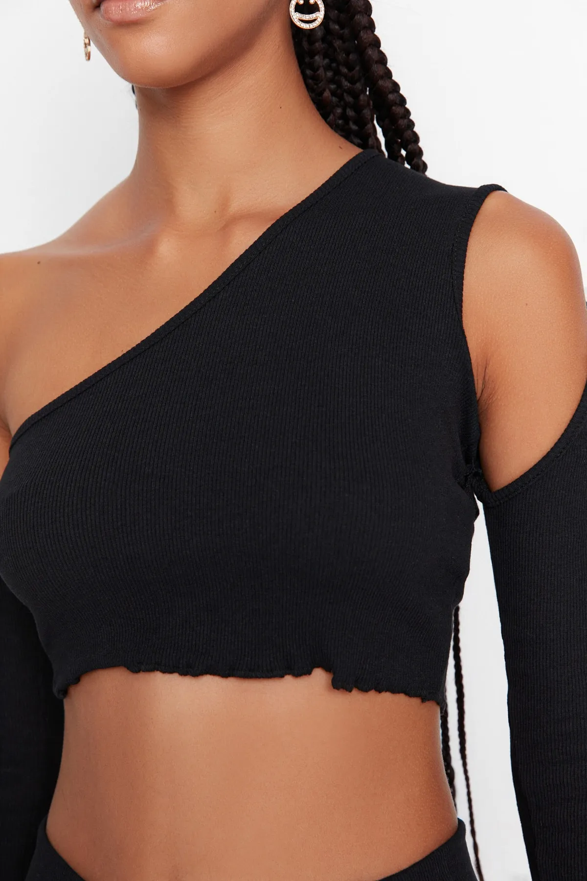 Trendyol Collection  Schwarzes asymmetrisches Set aus Oberteil und Unterteil aus Strick mit Kordelzug TWOAW23AU00058