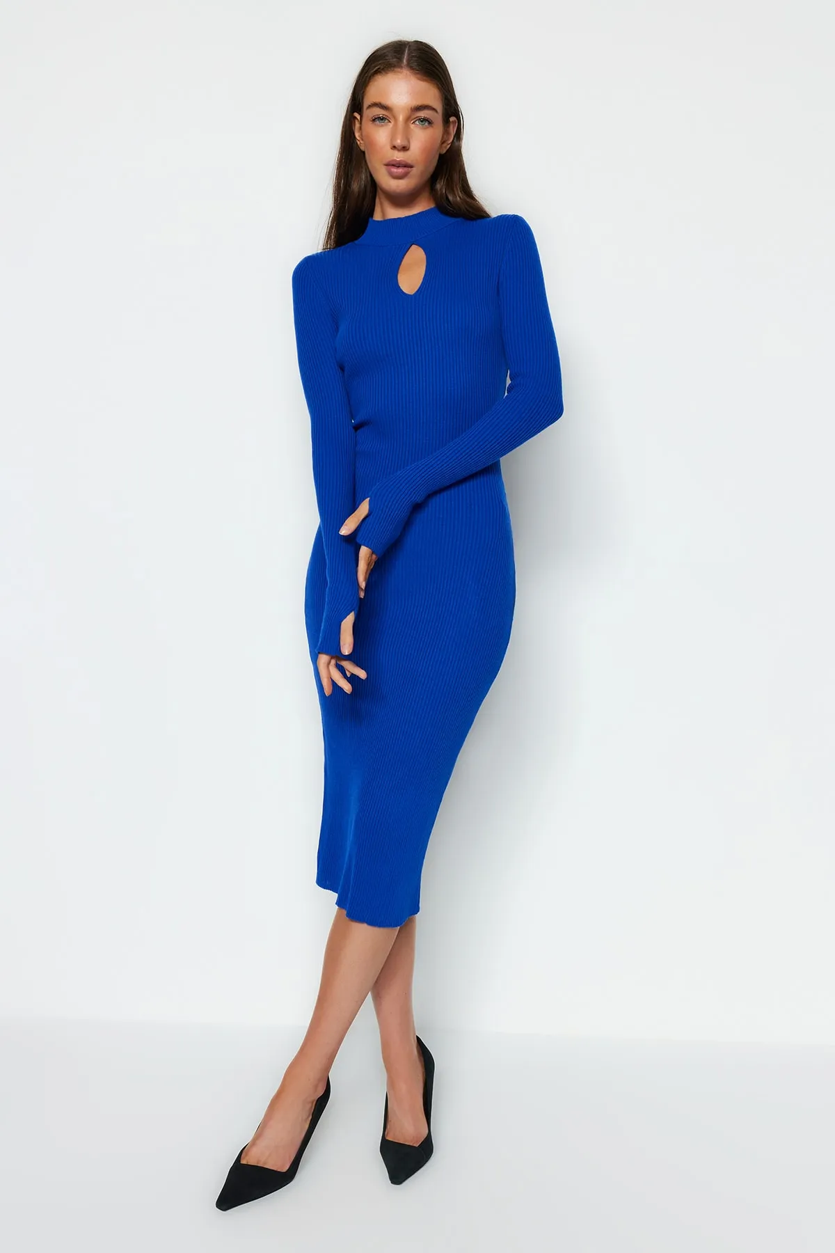 Trendyol Collection  Saks Midi-Strickkleid mit Fensterausschnitt/Ausschnitt TWOAW23EL00035