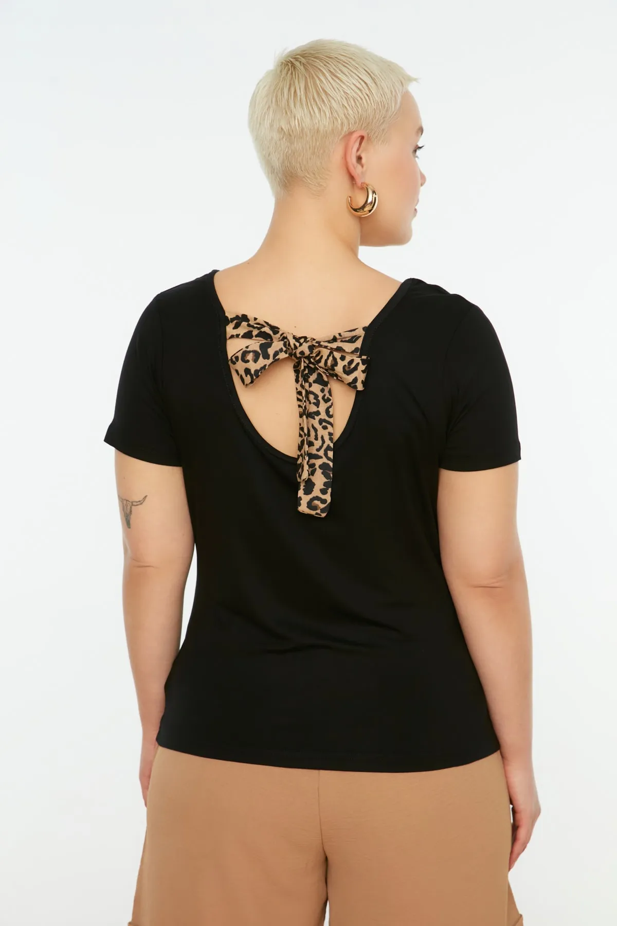 Trendyol Curve  Schwarze Strickbluse mit Bindedetail hinten TBSSS22AF0058