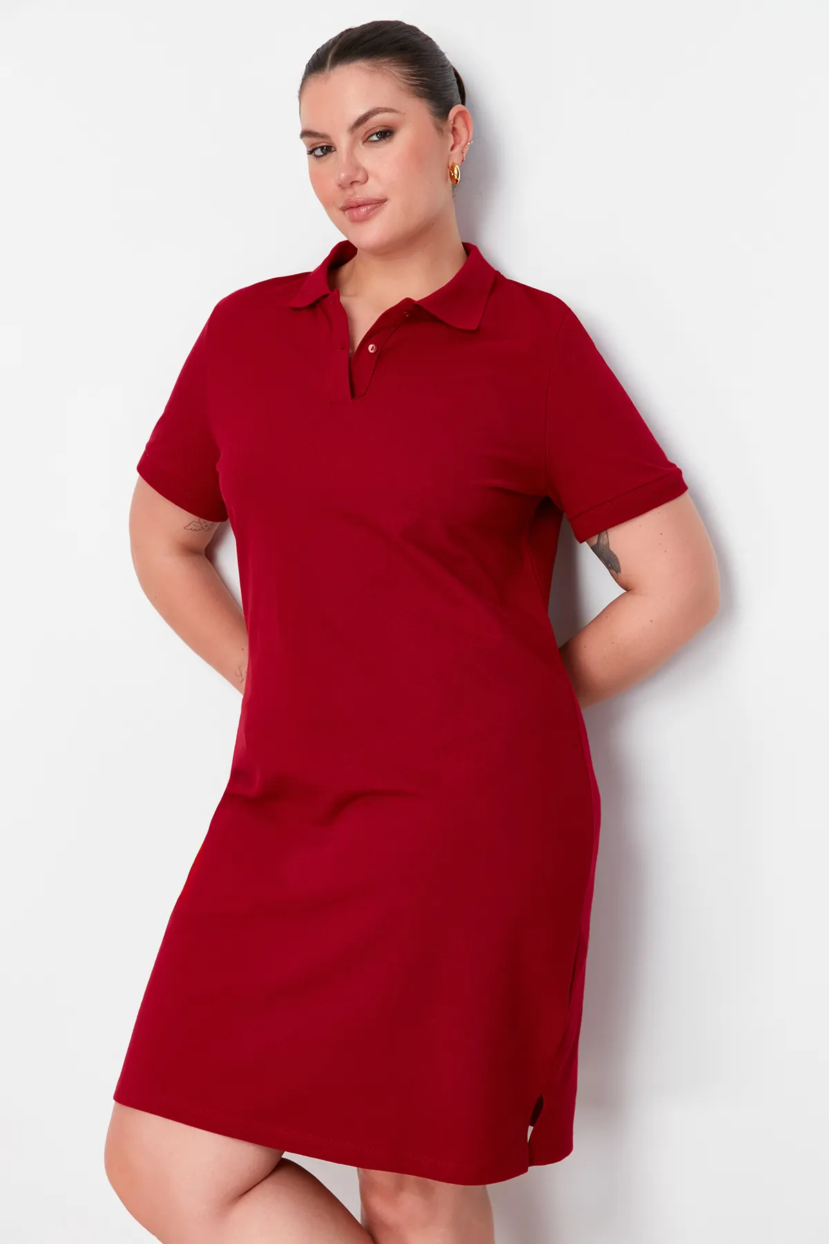 Trendyol Curve  Weinrotes Mini-Strickkleid mit Polokragen TBBSS24AH00164