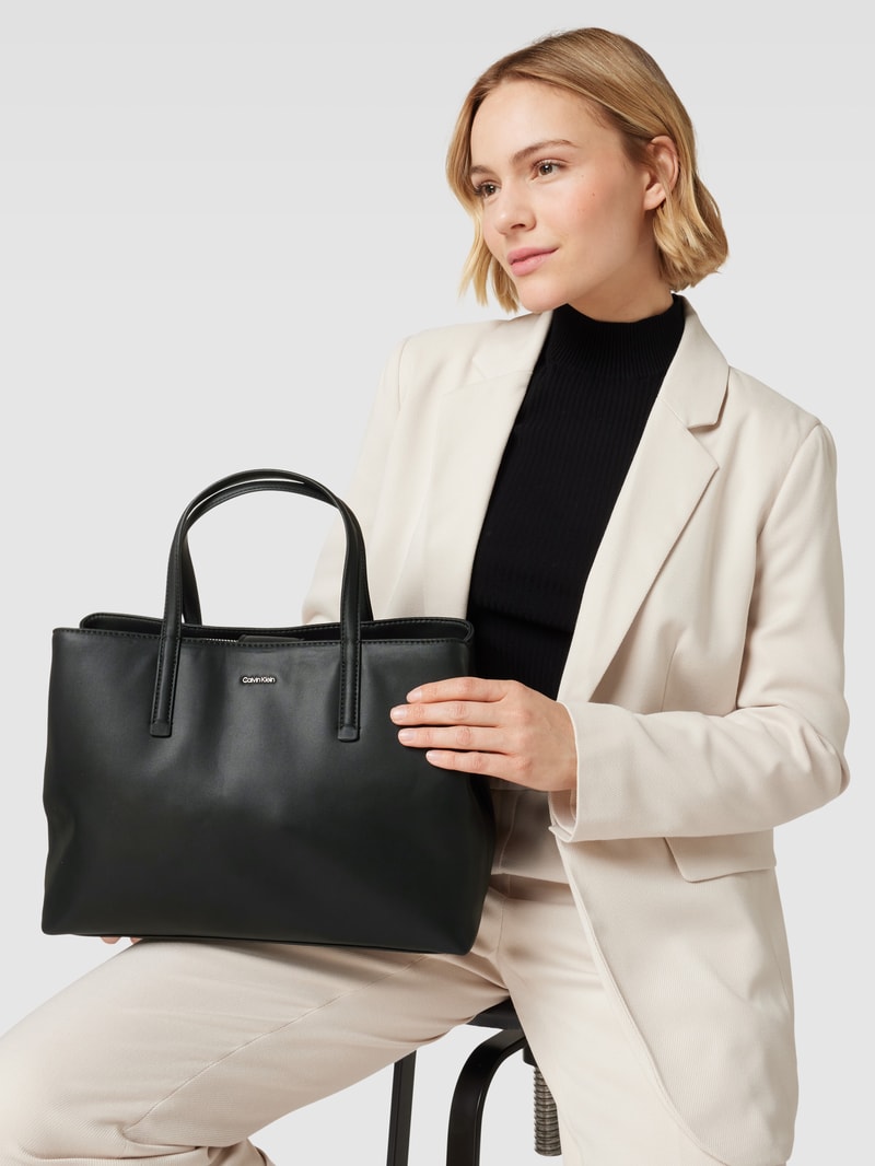 Tote Bag mit abnehmbaren Schulterriemen in schwarz