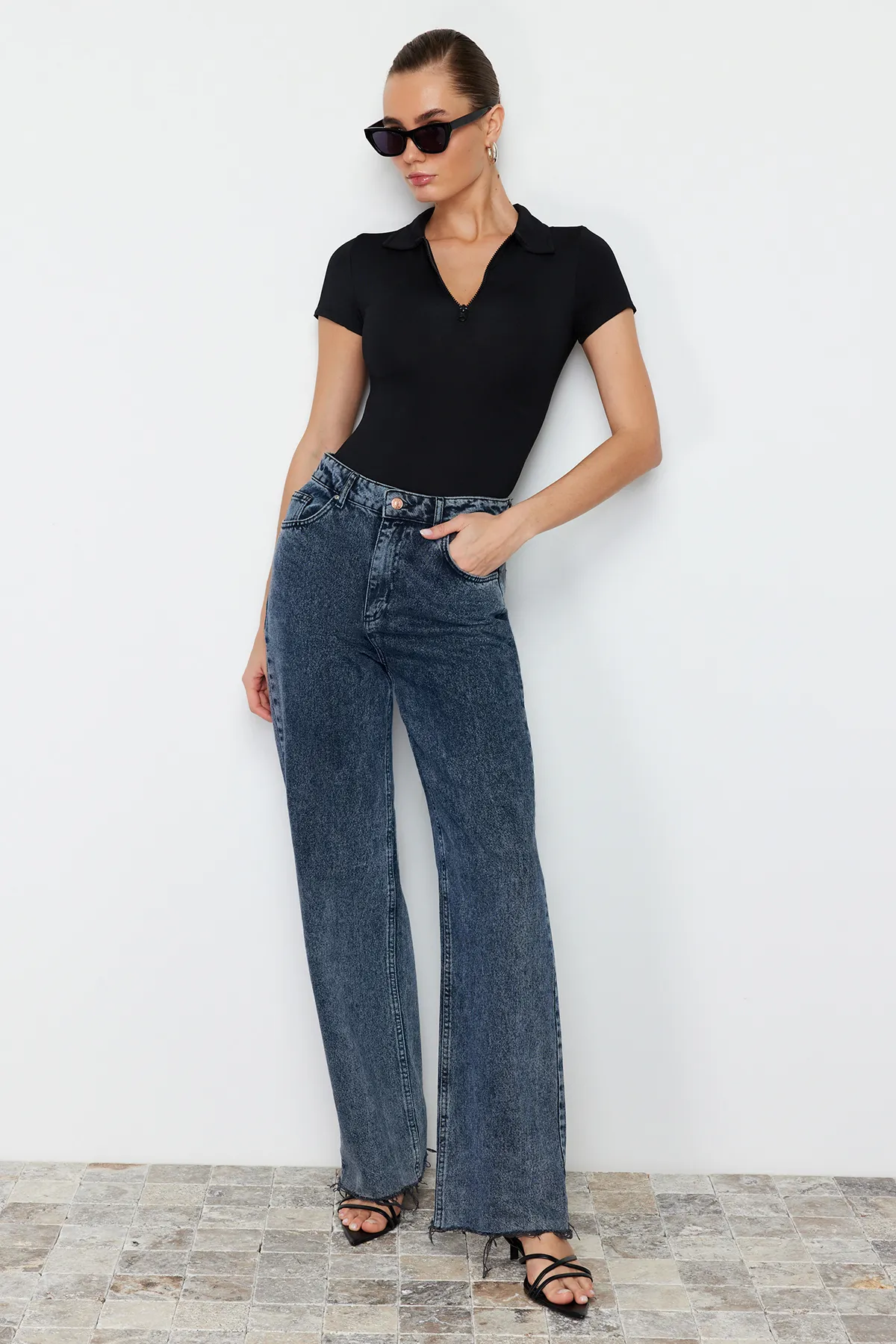 Trendyol Collection  Schwarzer taillierter/körperbetonter flexibler Strickbody mit Reißverschlusskragen und Druckknöpfen TWOSS24BD00025
