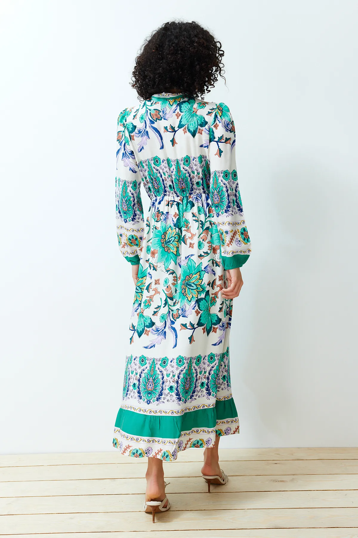Trendyol Modest  Grünes Webkleid mit Blumenbordürenmuster TCTSS24EB00112