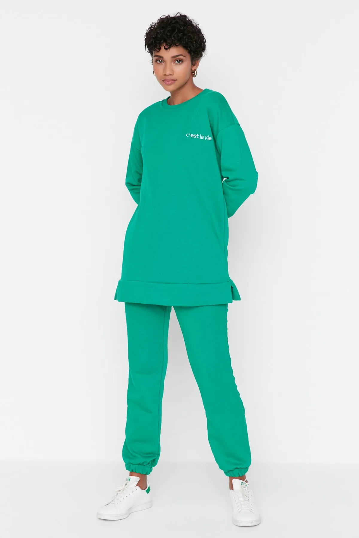 Trendyol Modest  Grünes, besticktes Basic-Strick-Trainingsanzug-Set mit Rundhalsausschnitt TCTAW23EN00001