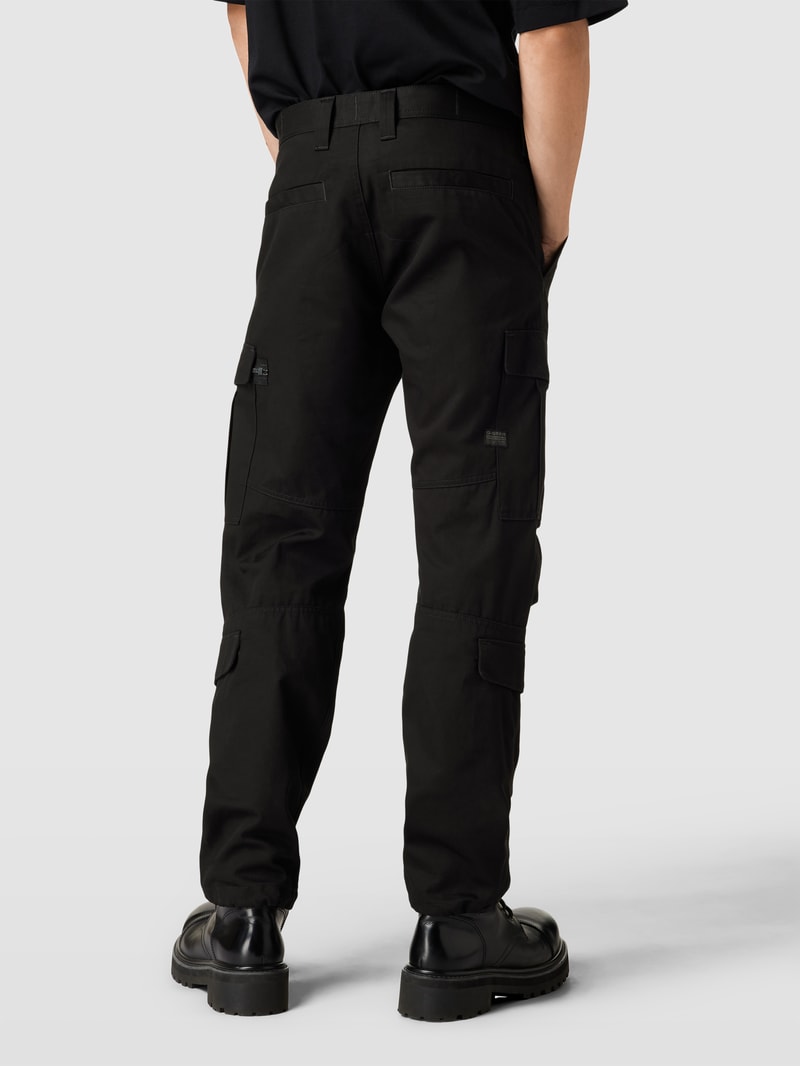 Cargohose mit aufgesetzten Taschen in schwarz