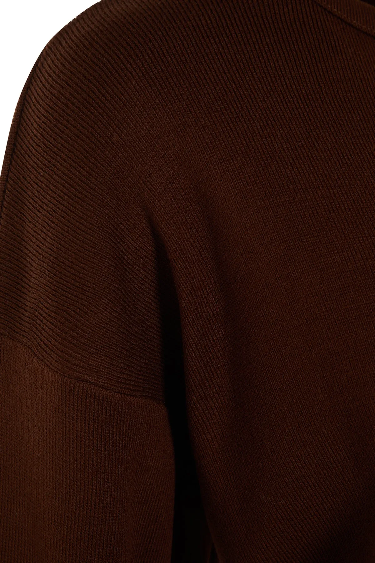 Trendyol Collection  Braunes Basic-Set aus Strickoberteil und -unterteil mit Rundhalsausschnitt TWOAW23AU00244