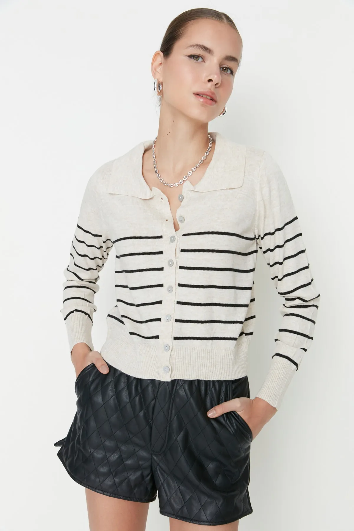 Trendyol Collection  Beigefarbene Strickjacke mit Rollkragen