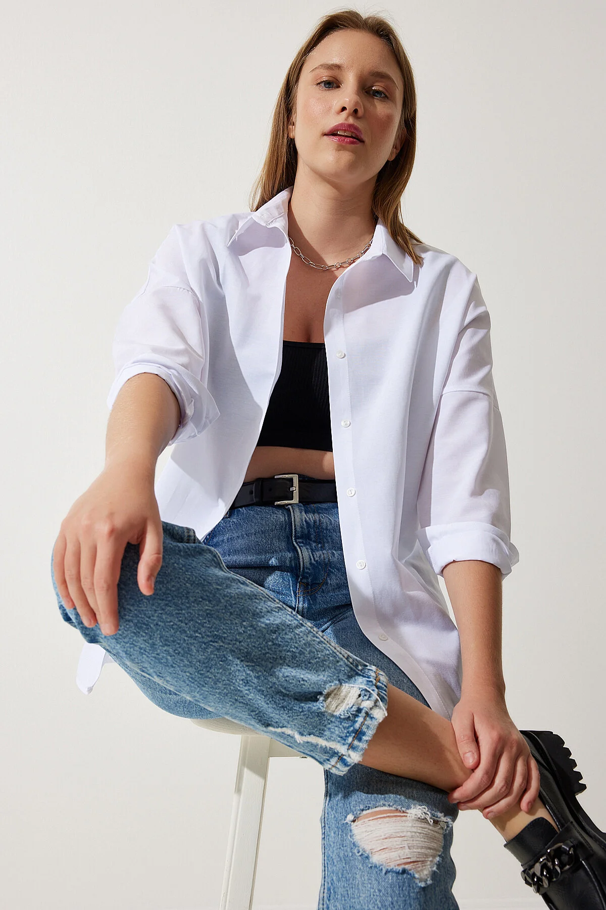 Happiness İstanbul  Weißes Oversize-Lang-Basic-Shirt für Damen DD00842