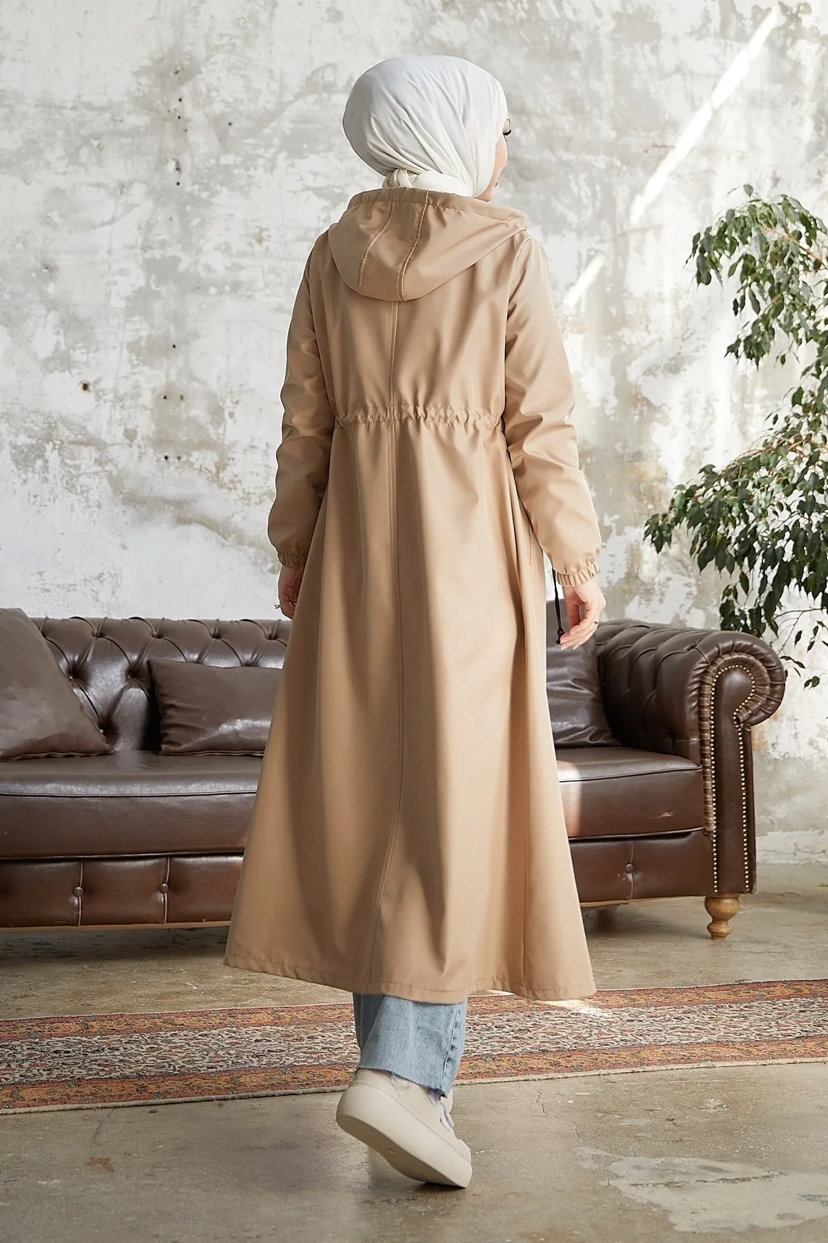 InStyle  Layisa gestreifter, gemusterter Trenchcoat mit geraffter Taille – Beige