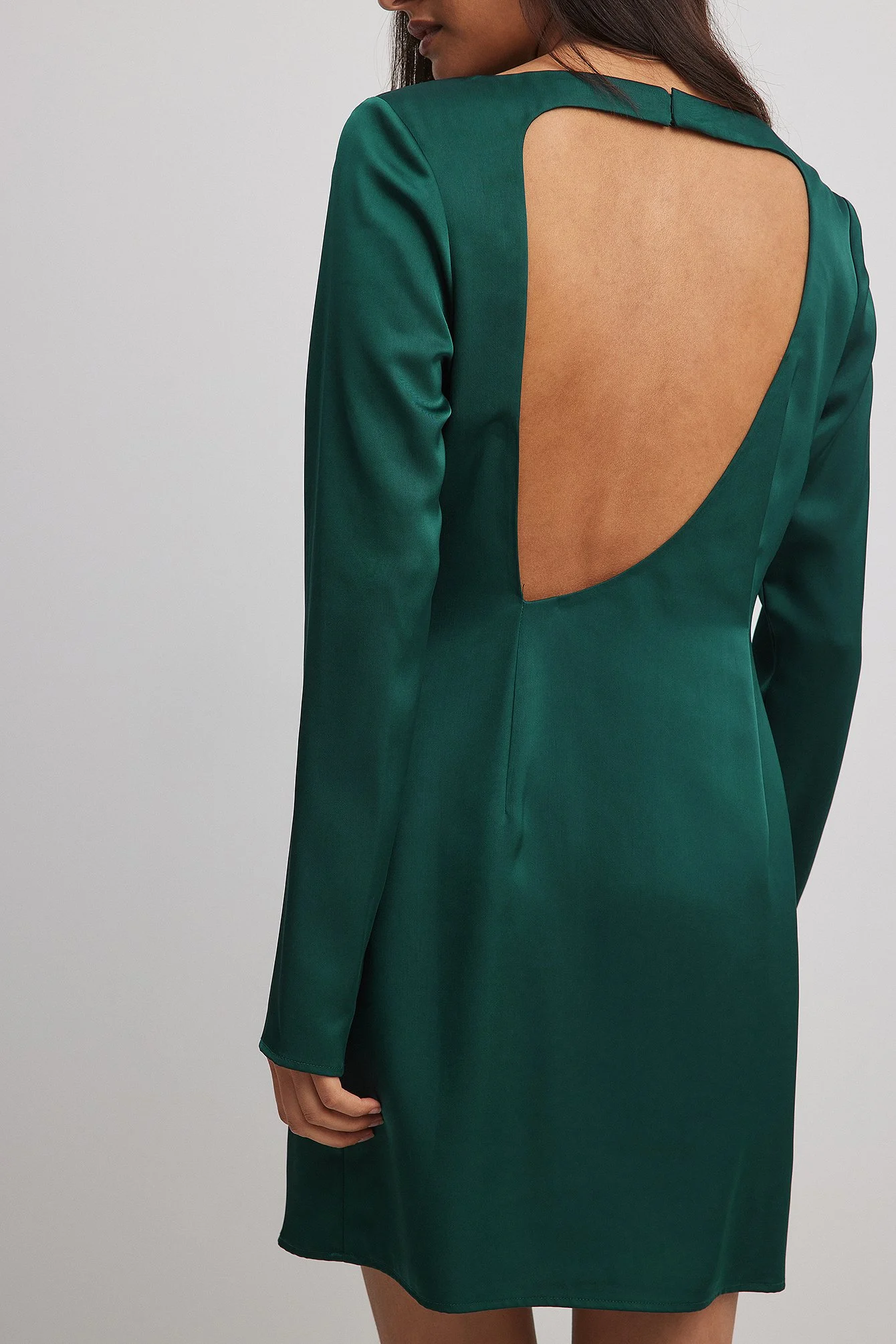 Asymmetrisches Minikleid mit offenem Rücken