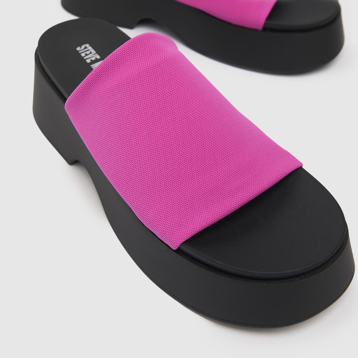 Steve Madden sandali iz obdobja throwback v roza barvi