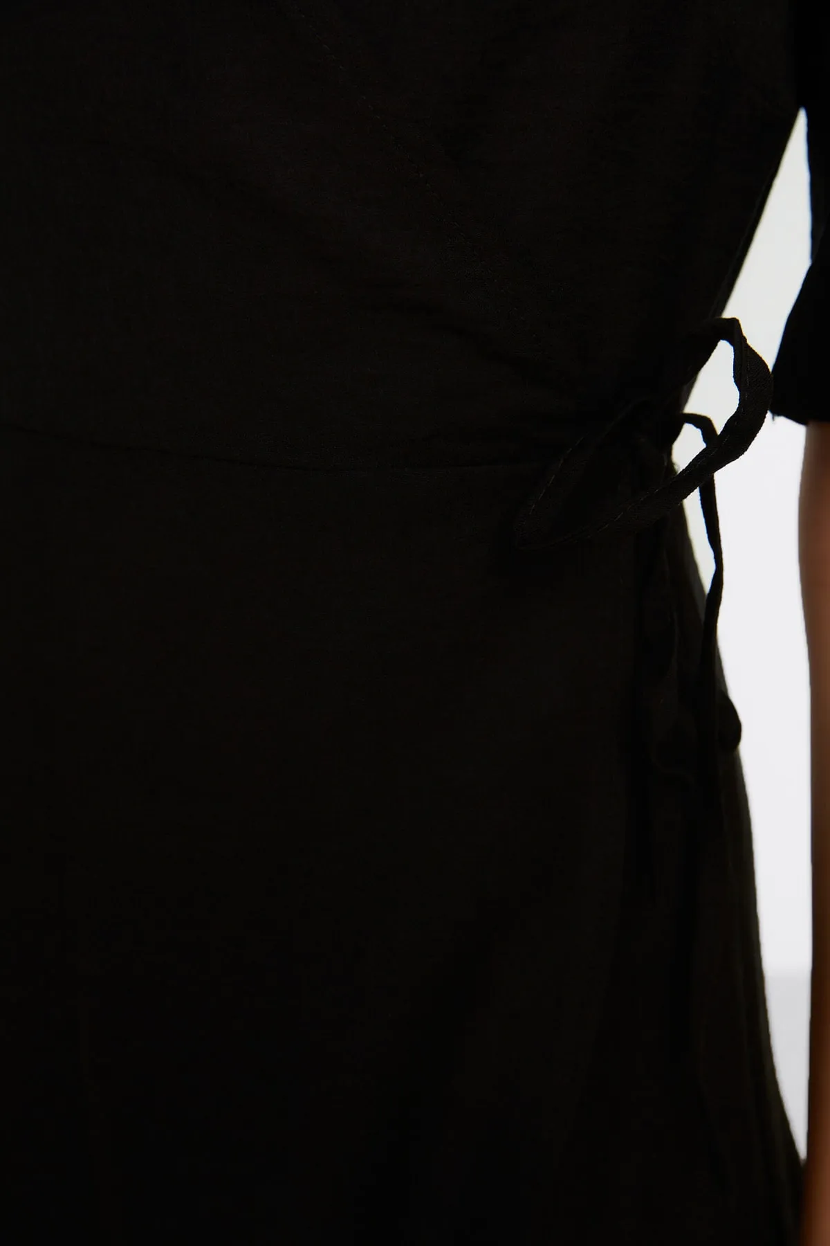 Trendyol Collection  Schwarzes zweireihiges asymmetrisches Midi-Webkleid TWOSS21EL2071