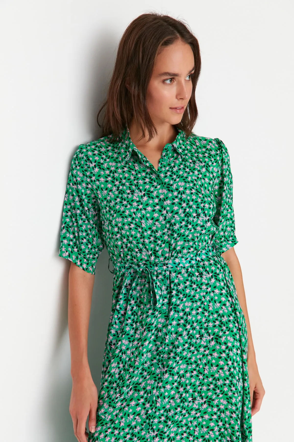 Trendyol Collection  Grünes, gewebtes Midi-Hemdkleid mit Gürtel und Blumenmuster TWOSS20EL1559