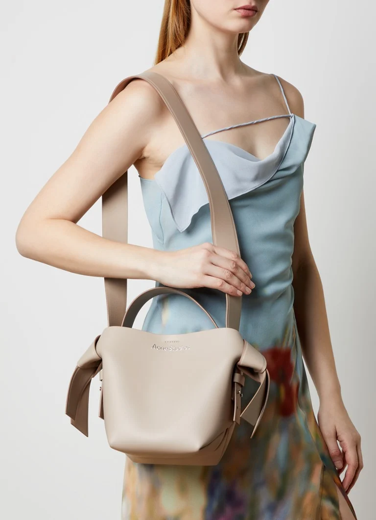 Mała torebka Acne Studios ze skóry cielęcej z odpinanym paskiem na ramię.