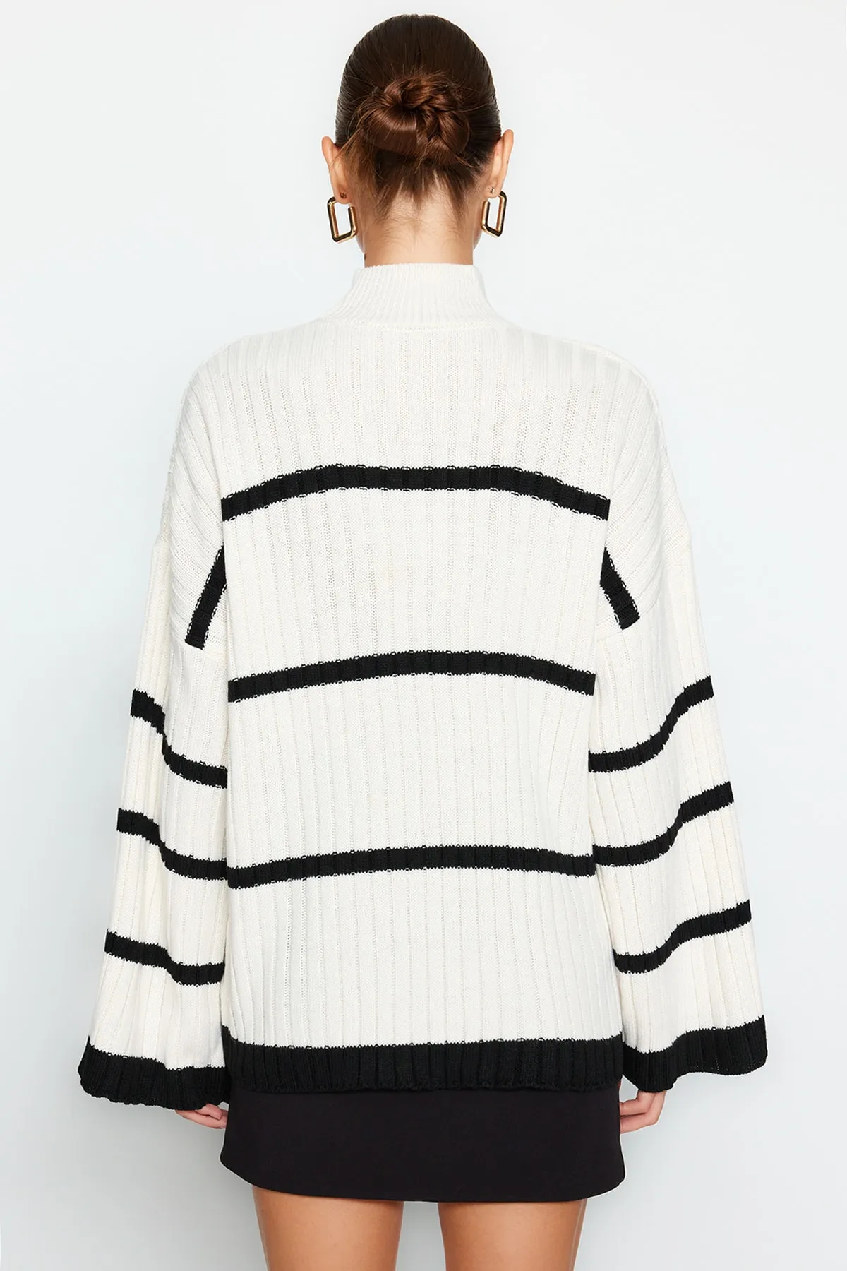 Trendyol Collection  Ecrufarbener Strickpullover mit weiter Passform TWOAW24KZ00557