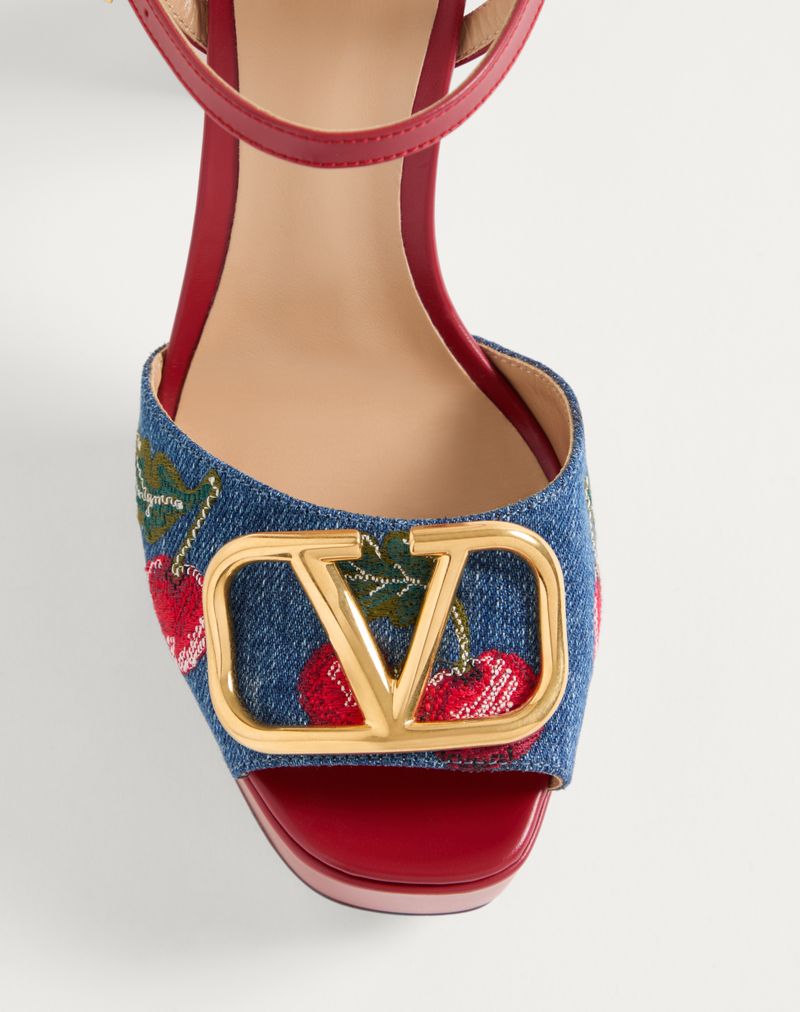 Sandália plataforma VLogo Signature em jeans com bordado Cherryfic 115mm