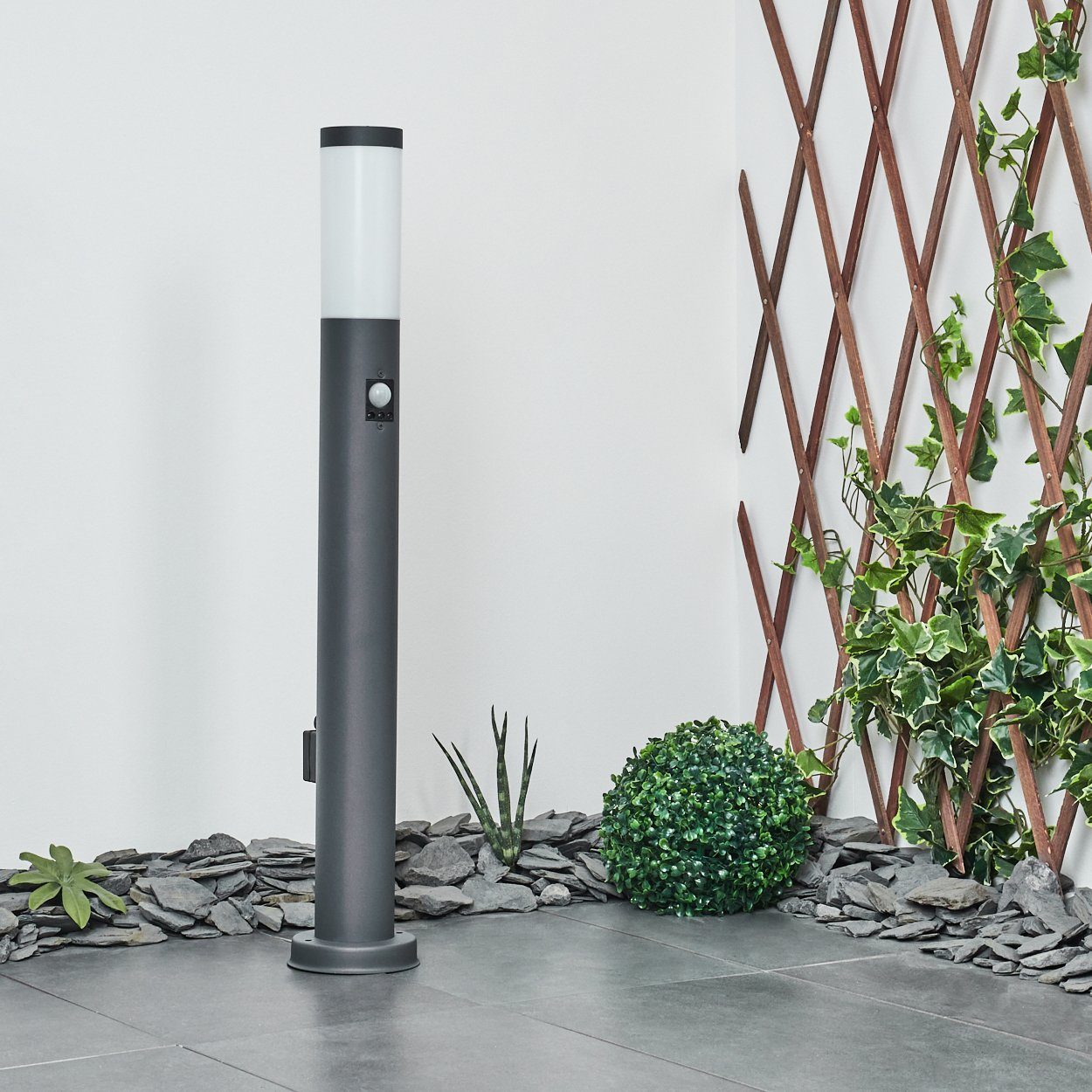 hofstein Pollerleuchte Gnocchetta moderne Sockelleuchte, mit Bewegungsmelder u. Steckdose, ohne Leuchtmittel, Metall in Anthrazit, Gartenlampe, E27, Gartenbeleuchtung IP44