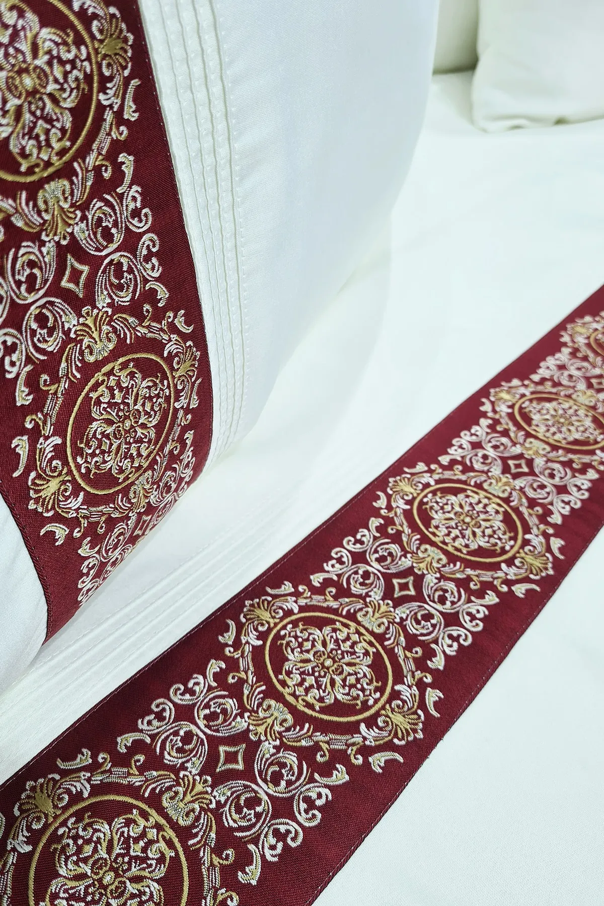 Çeyiz Diyarı  Hünkar Bettbezug-Set aus geripptem Baumwollsatin, cremefarben, weinrot
