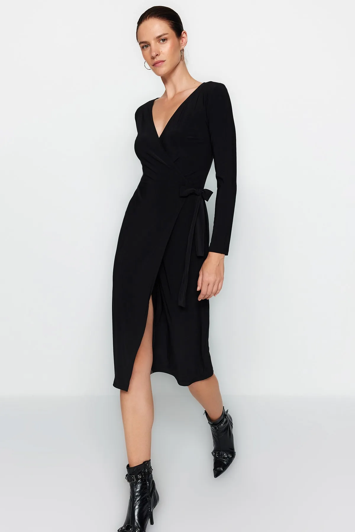 Trendyol Collection  Schwarzes, zweireihiges, figurbetontes Midi-Strickkleid mit Gürtel und Kragen TWOAW24EL00290