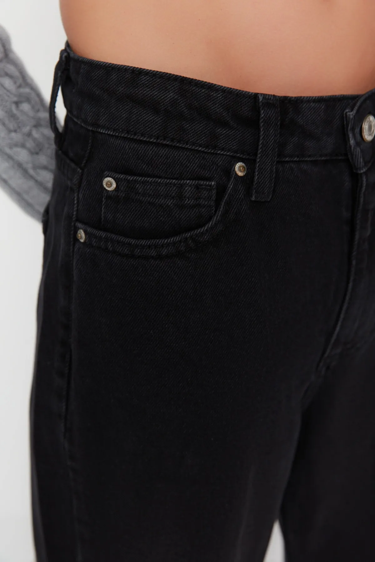 Trendyol Collection  Schwarze Petite-Jeans mit hoher Taille und weitem Bein TWOAW22JE0605