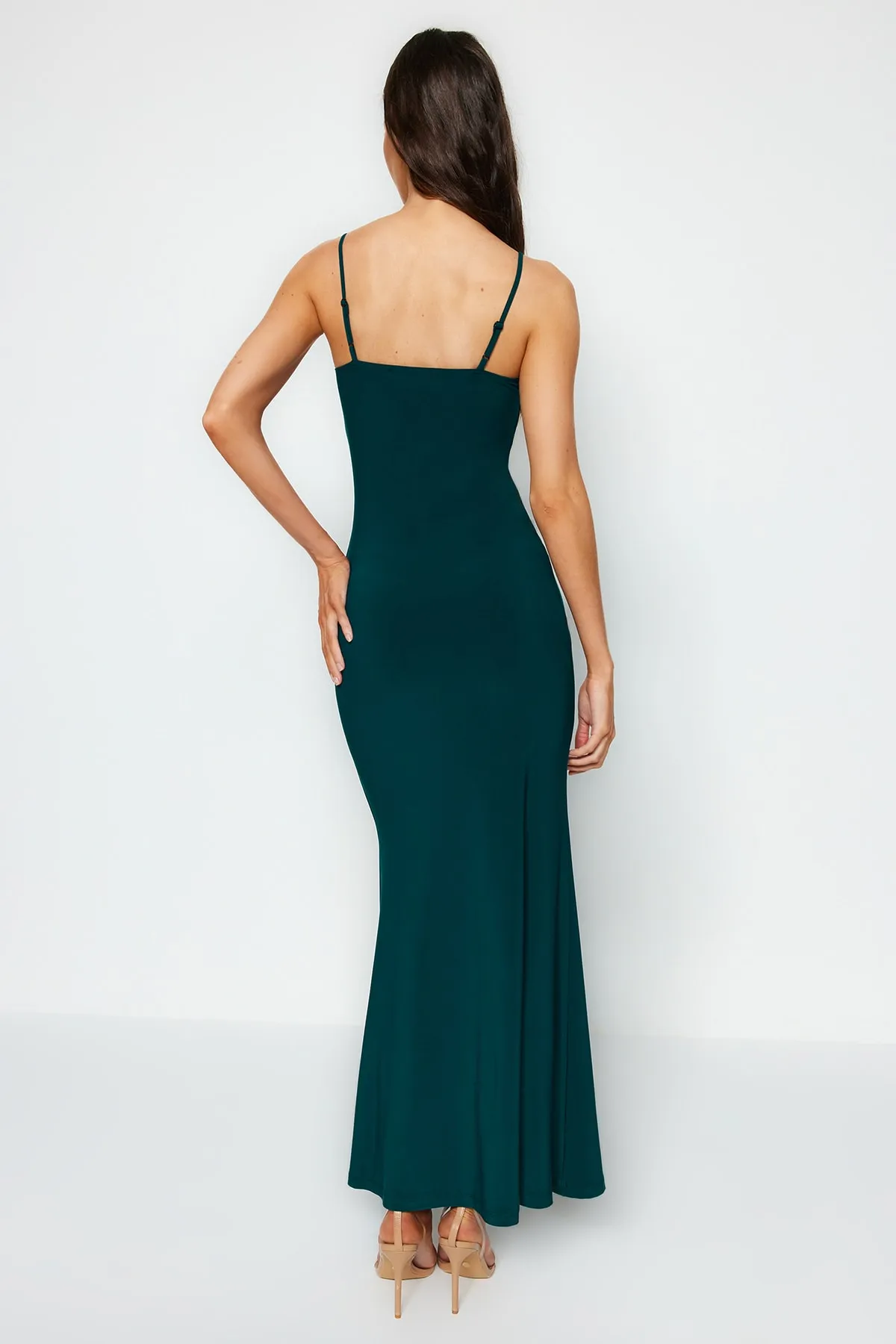 Trendyol Collection  Smaragdgrünes Maxi-Bleistiftkleid aus flexiblem Strick mit taillierten/taillierten Trägern TWOSS23EL02435