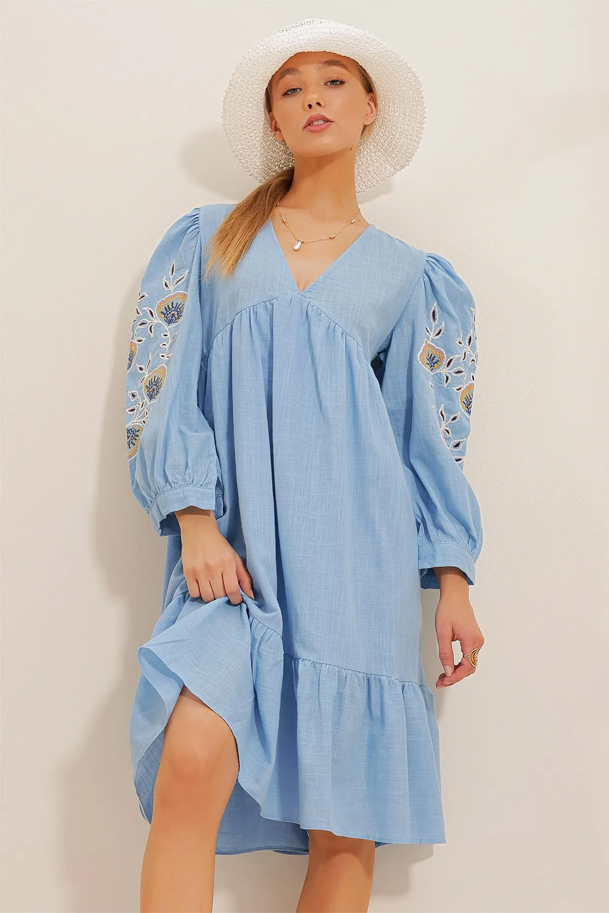 Trend Alaçatı Stili  Blaues, besticktes, gewebtes Leinenkleid für Damen mit V-Ausschnitt und Ärmeln ALC-X10659