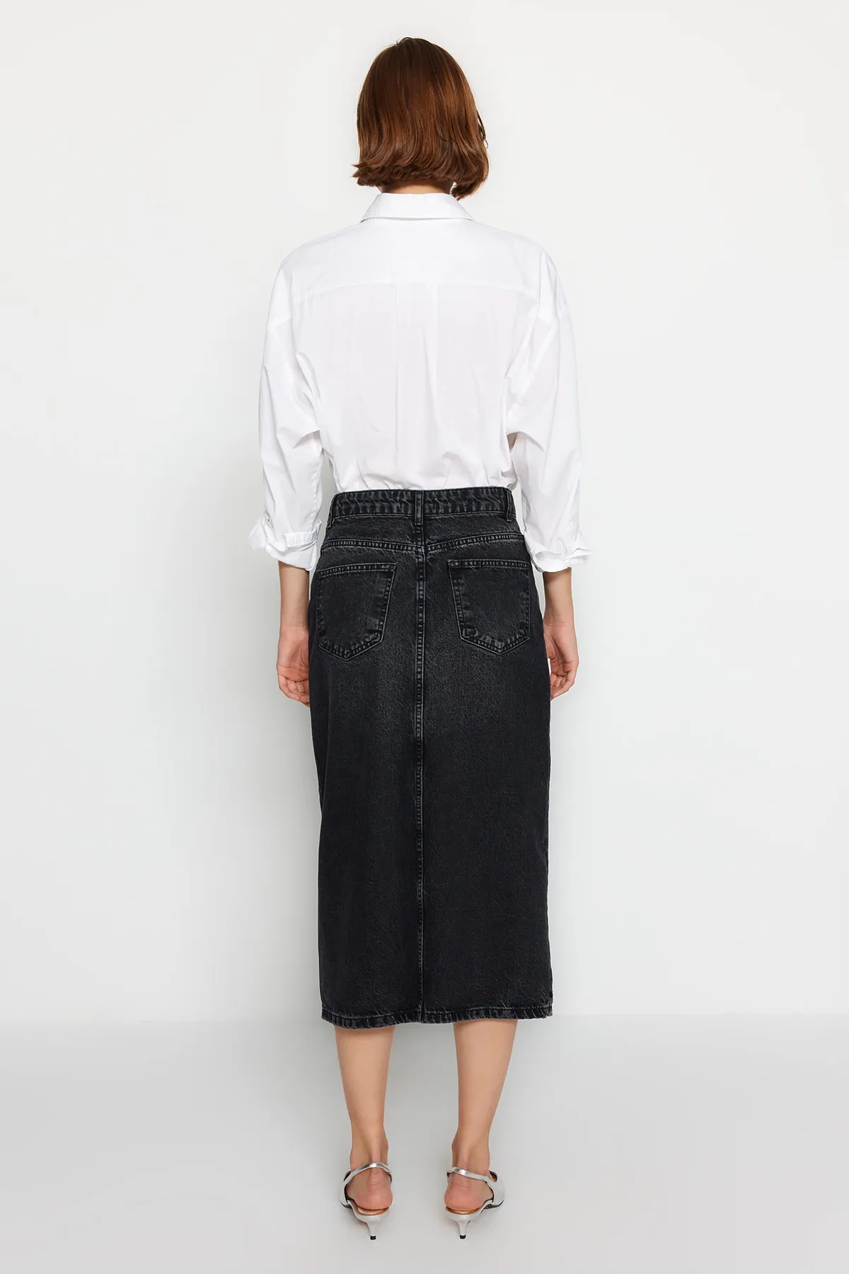 Trendyol Collection  Schwarzer Jeansrock mit Knopfleiste und Schlitz vorne TWOAW24ET00063
