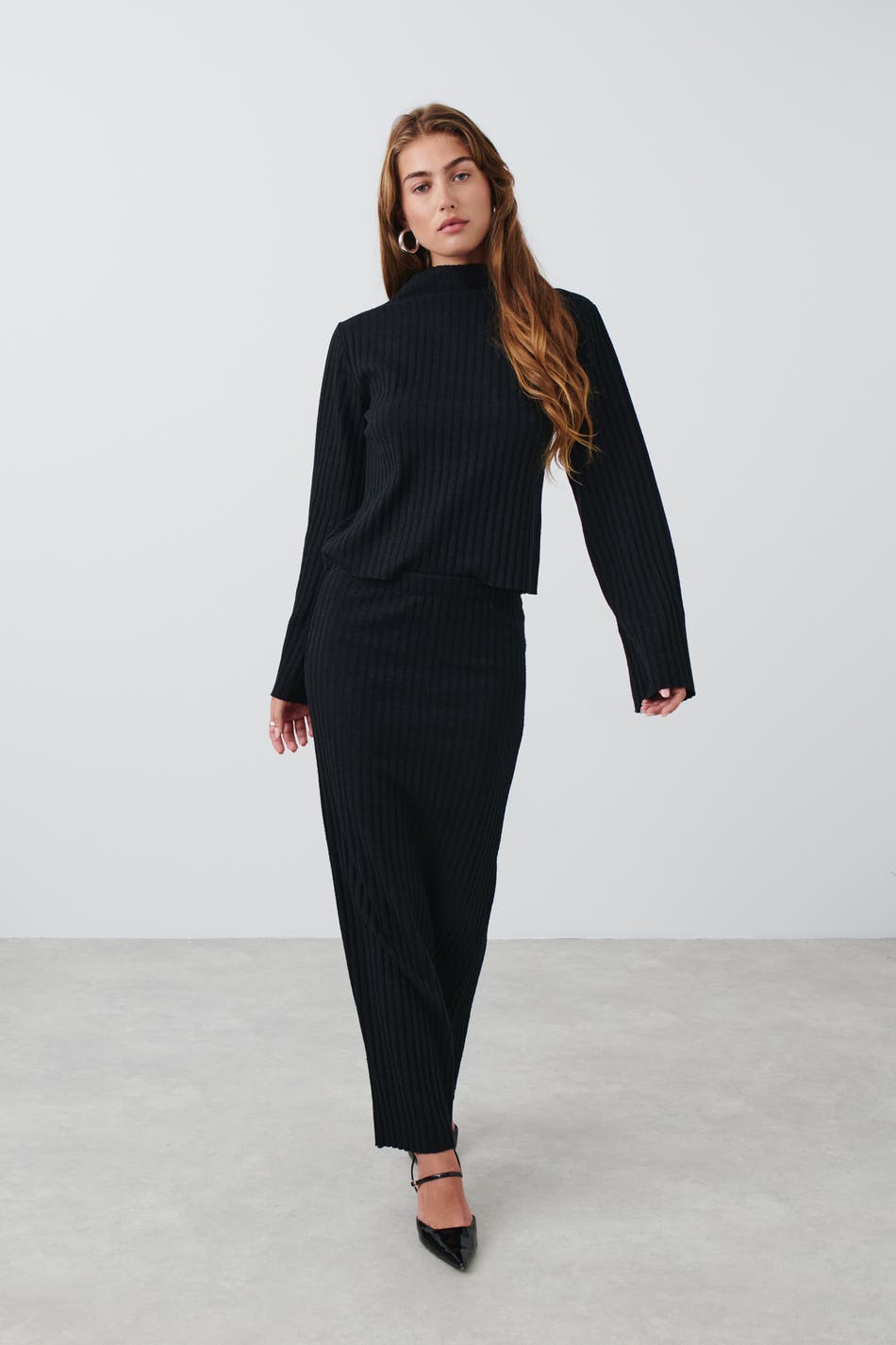 Rib slit skirt
