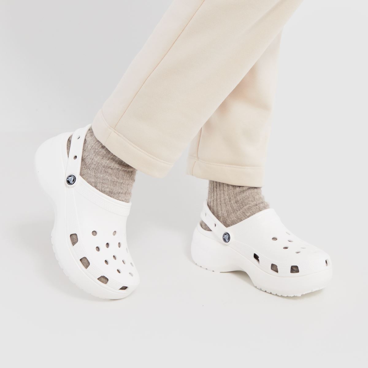 Crocs Classic platformos klumpa szandál fehér színben