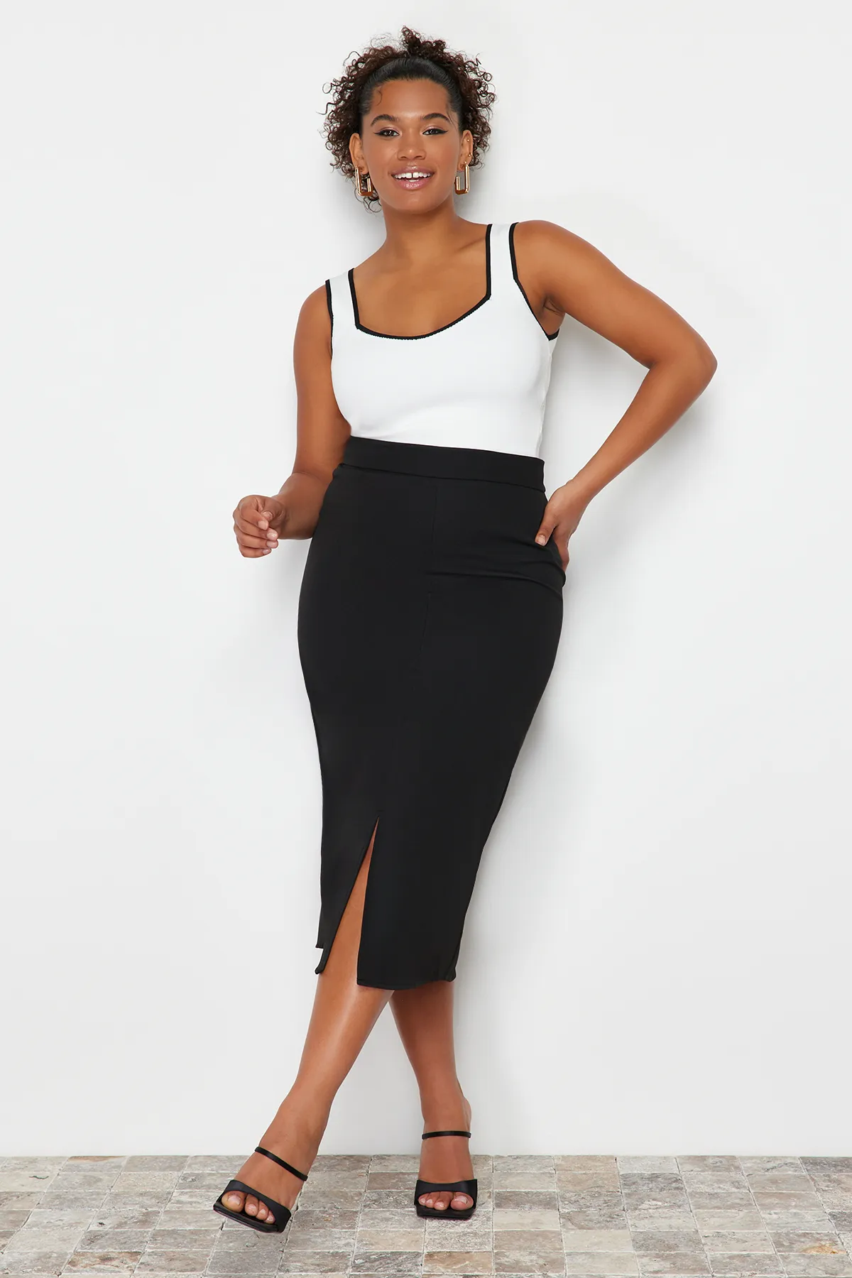 Trendyol Curve  Schwarzer gewebter Midirock mit hoher Taille TBBSS24AZ00031