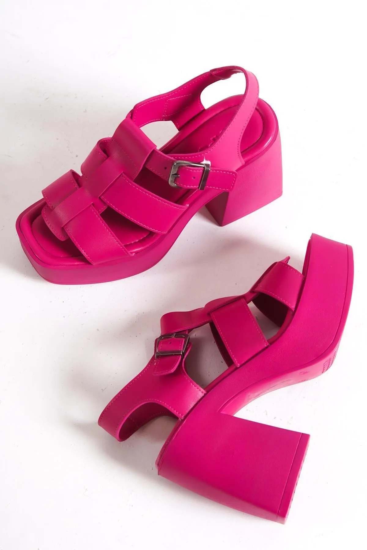 Capone Outfitters  Capone Gladiator-Riemchensandalen mit Plateausohle und flachem Zehenbereich in Fuchsia für Damen