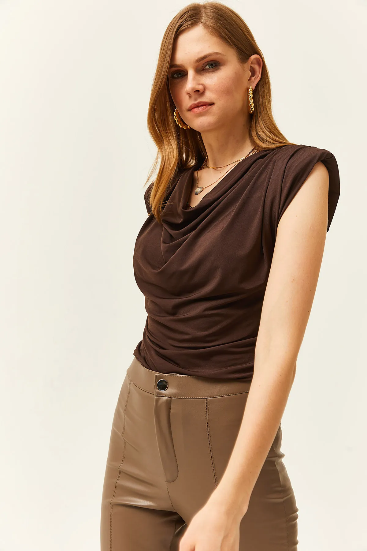 Olalook  Damen-Bluse mit gepolstertem Kragen in Bitterbraun, locker, BLZ-19002217