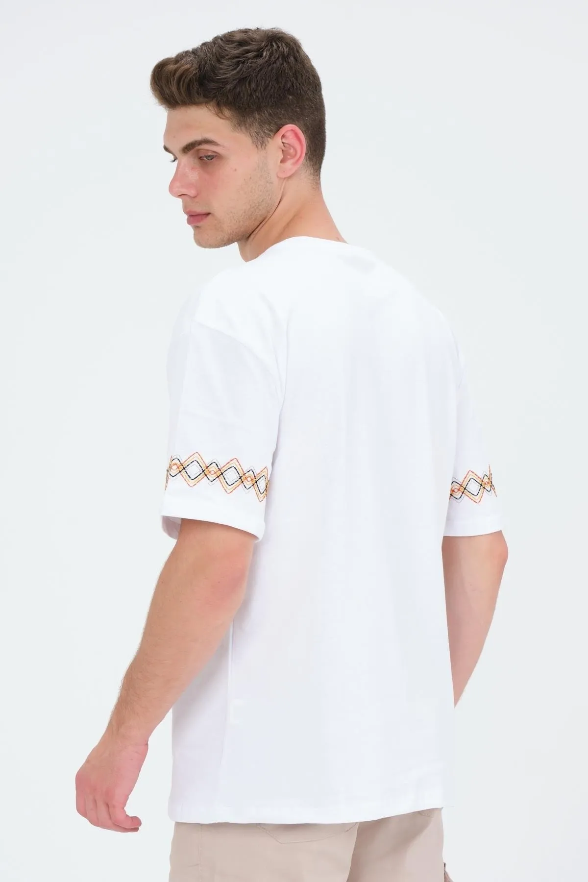 Domoda  Weißes, kurzärmliges, besticktes Basic-T-Shirt aus Baumwolle mit Rundhalsausschnitt in weißer Oversize-Passform