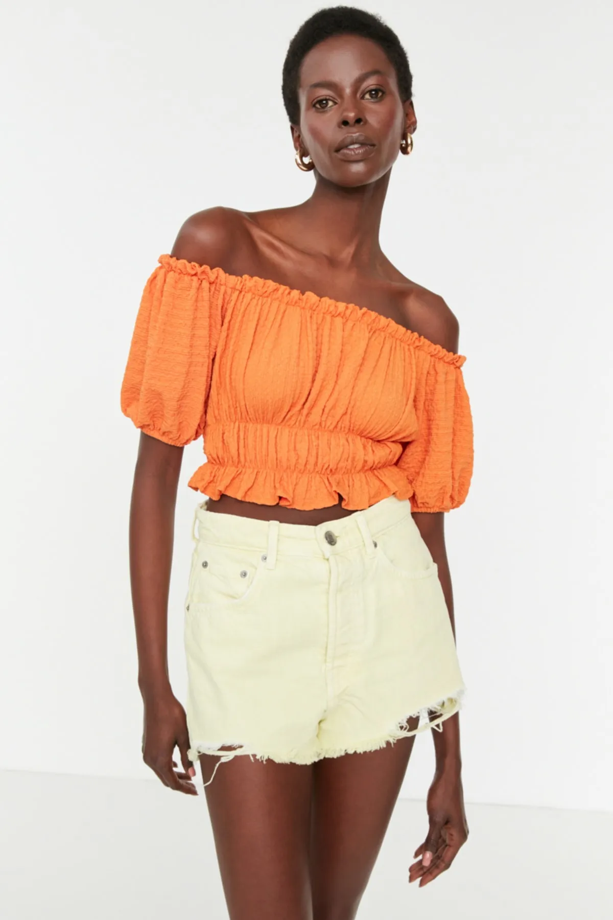 Trendyol Collection  Orangefarbene, kurz geschnittene Strickbluse mit Carmenkragen TWOSS22BZ1421