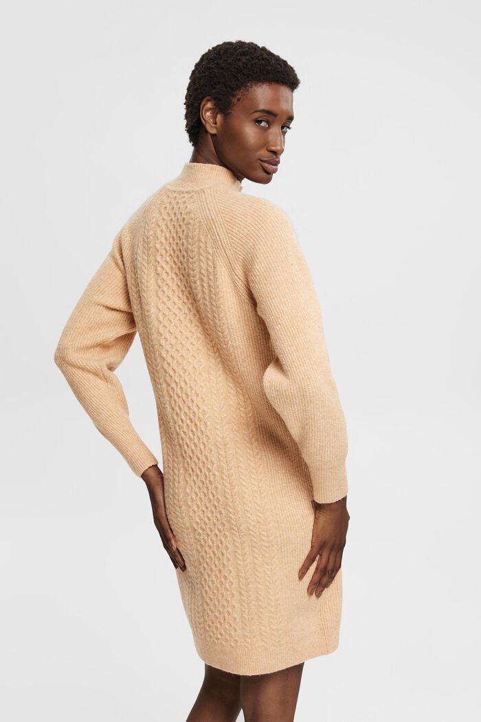 Pulli-Kleid aus Zopfstrick
