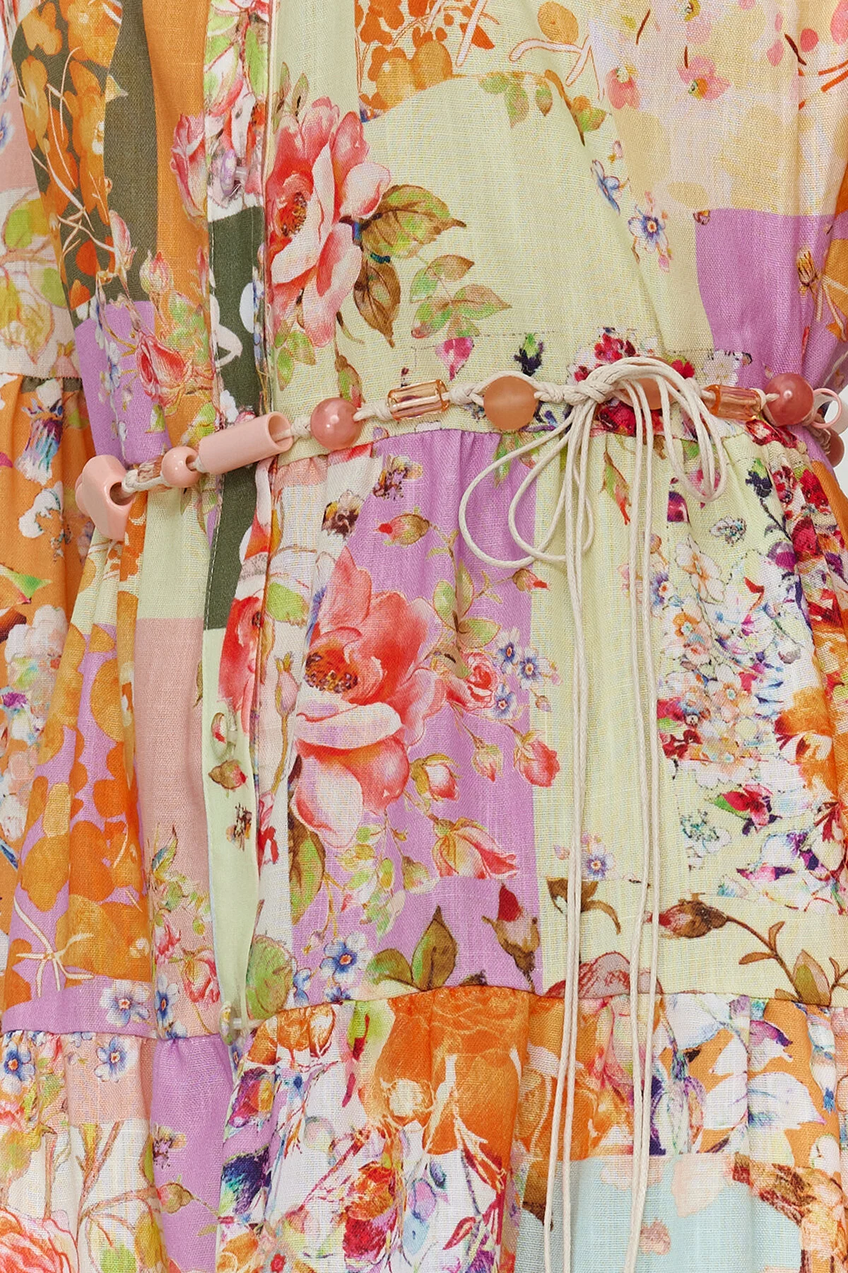 Trendyol Modest  Mehrfarbiges, floral gemustertes, gewebtes Kleid in Leinenoptik mit Gürteldetail TCTSS24EB00042