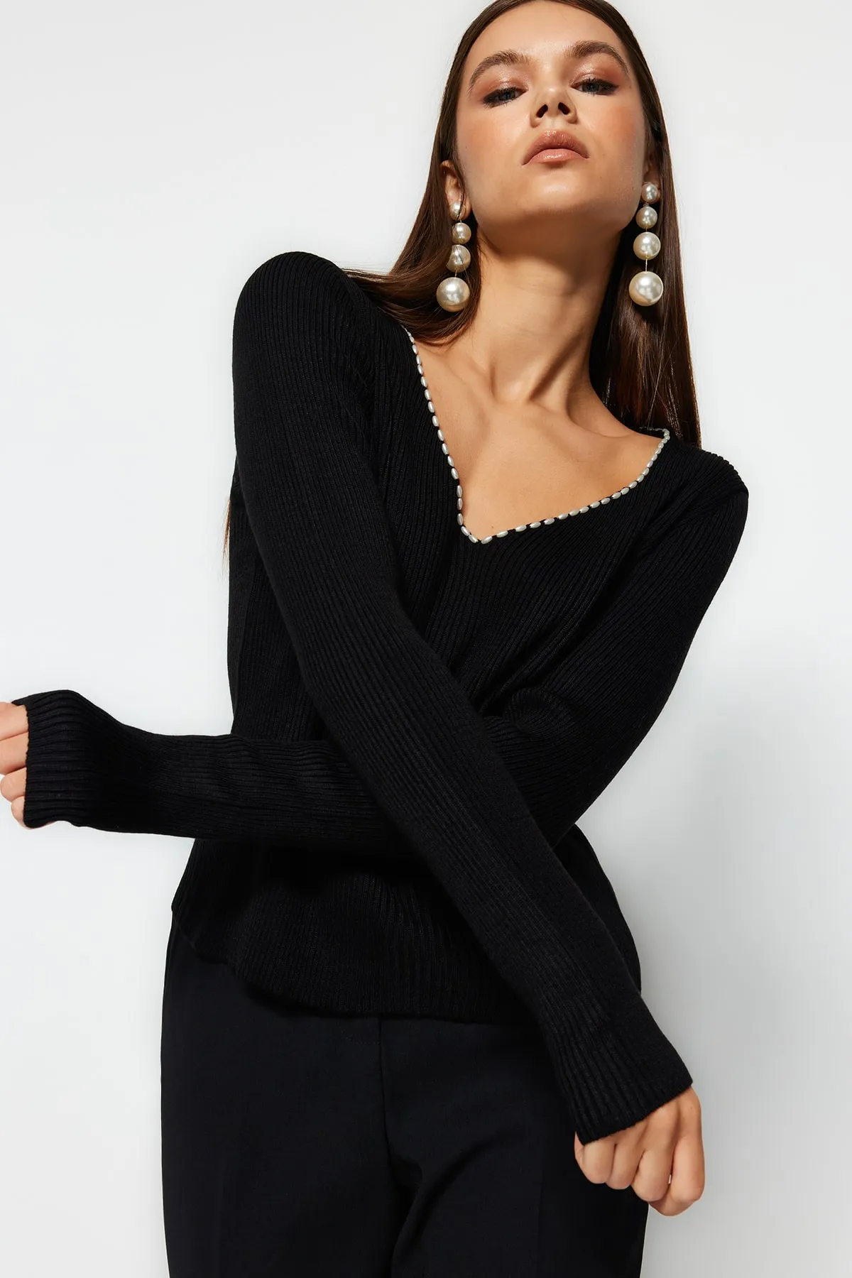Trendyol Collection  Schwarzer Strickpullover mit Perlendetails und V-Ausschnitt TWOAW24KZ00664