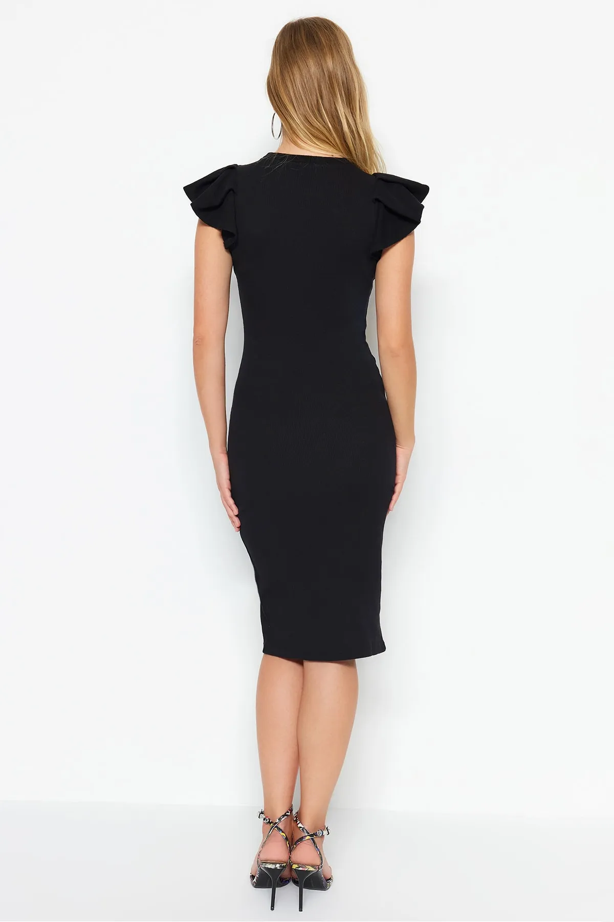Trendyol Collection  Schwarzes, figurbetontes Midi-Bleistiftkleid aus flexiblem Strick mit gerippten Ärmeln und Volant TWOSS23EL01708