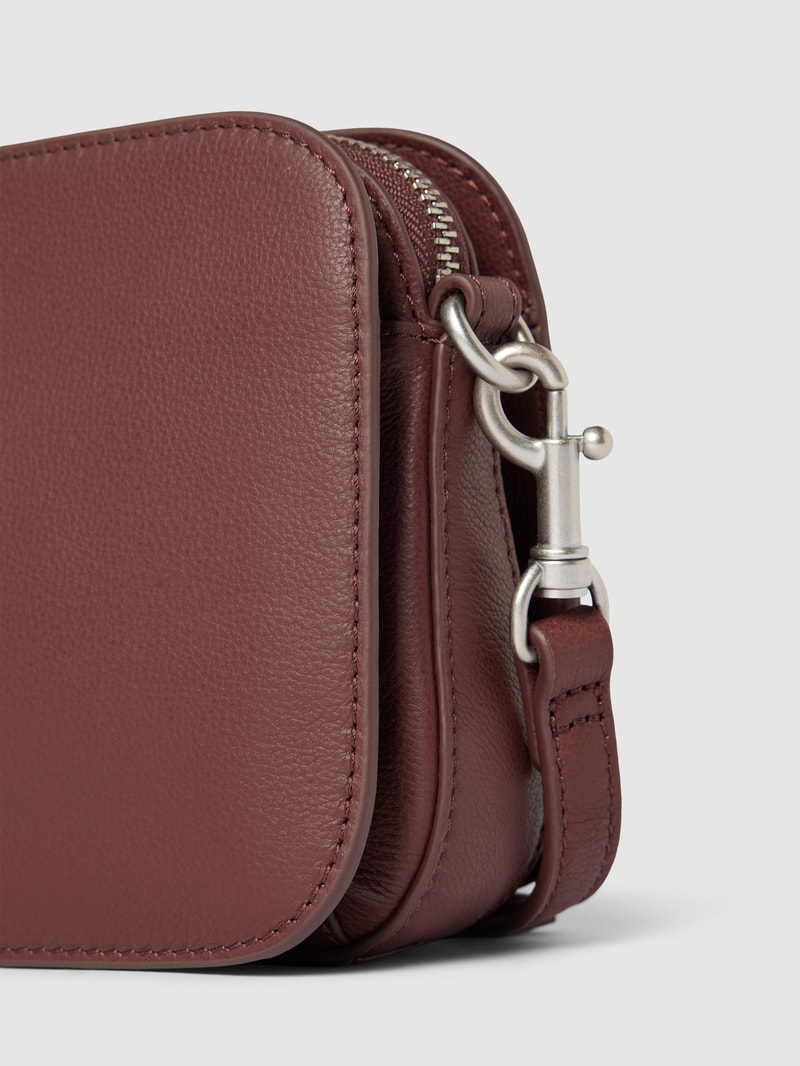 Handtasche aus Leder mit Label-Schriftzug in dunkelbraun