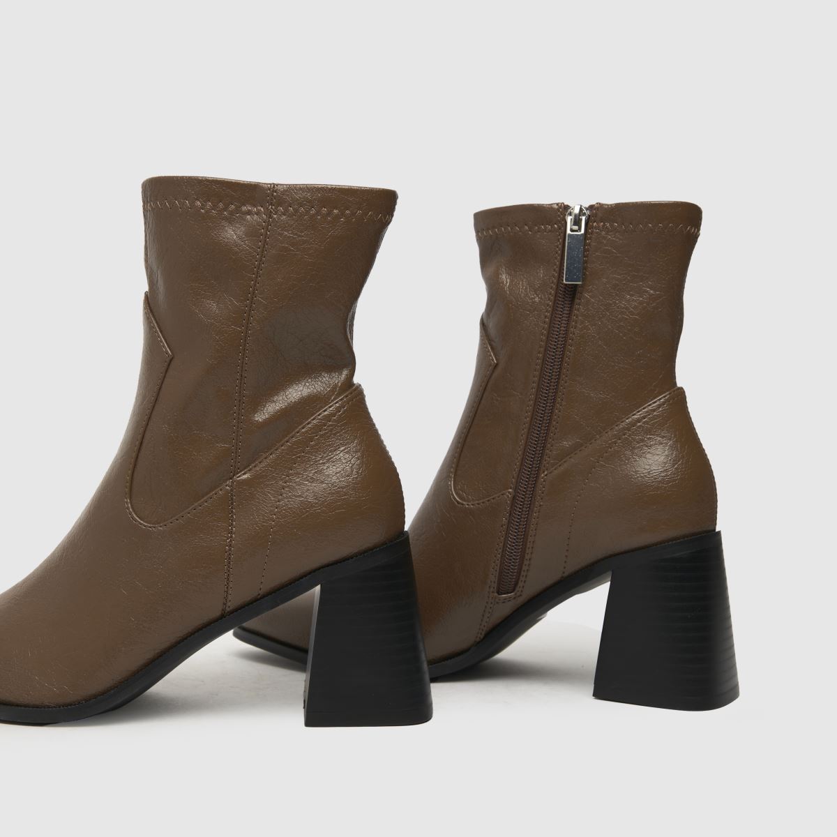 Schuh Bronte – Mörkbruna stövlar med blocksockor