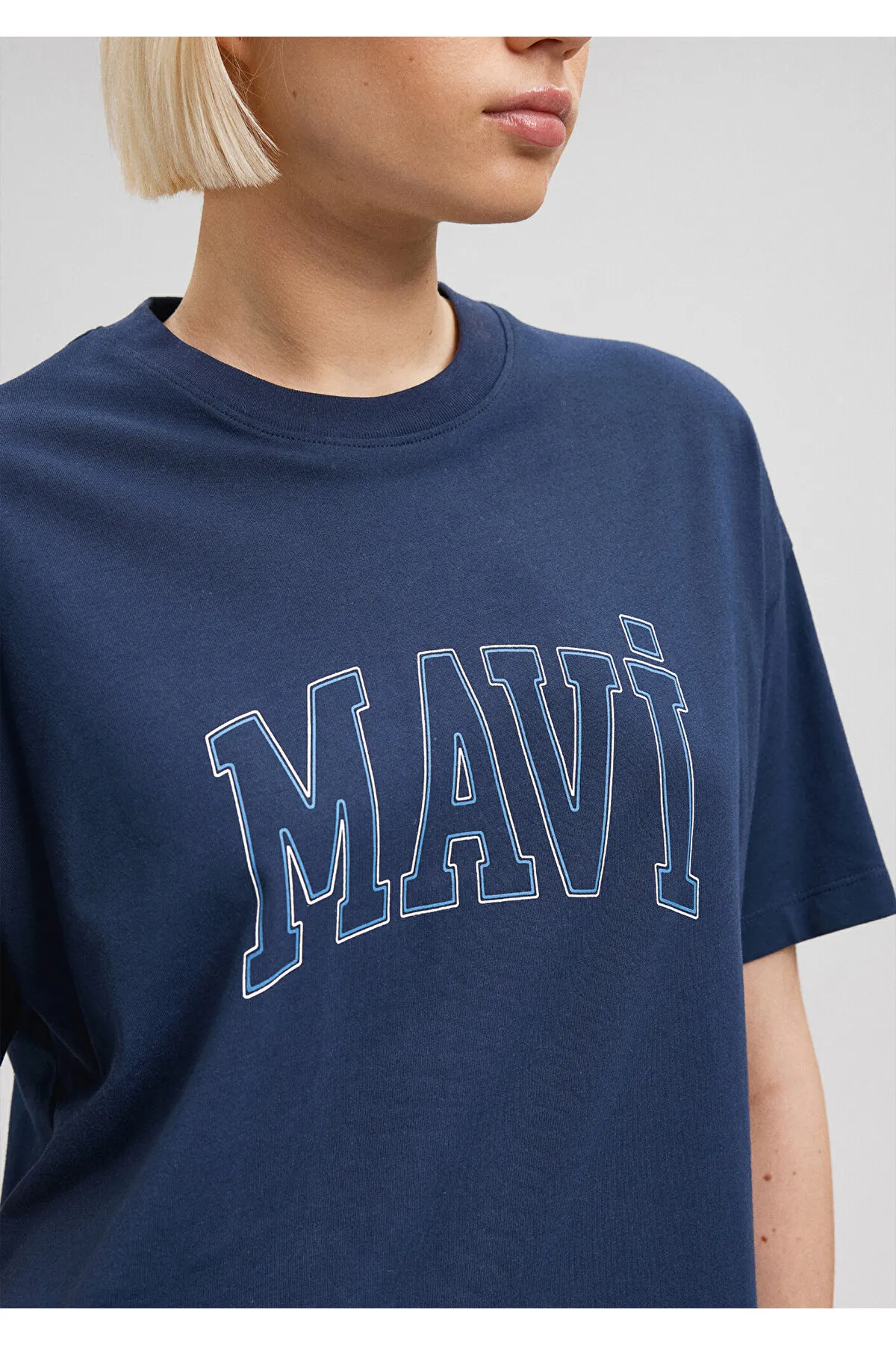 Mavi  Marineblaues T-Shirt mit Logo-Print, reguläre Passform / normaler Schnitt 1611193-70488