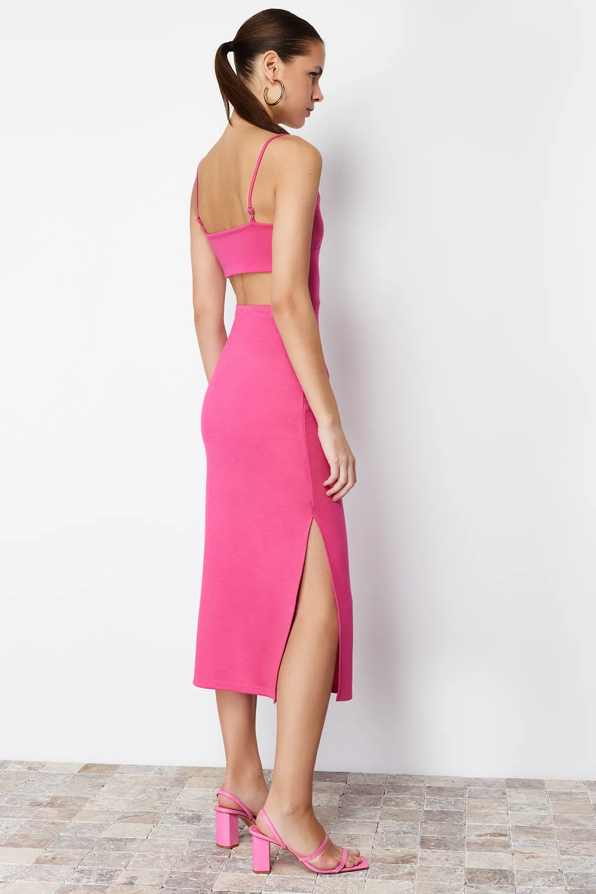 Trendyol Collection  Fuchsiafarbenes, figurbetontes Midi-Bleistiftkleid aus flexiblem Strick mit Cut-Outs, Schlitzen und Trägern TWOSS24EL00139