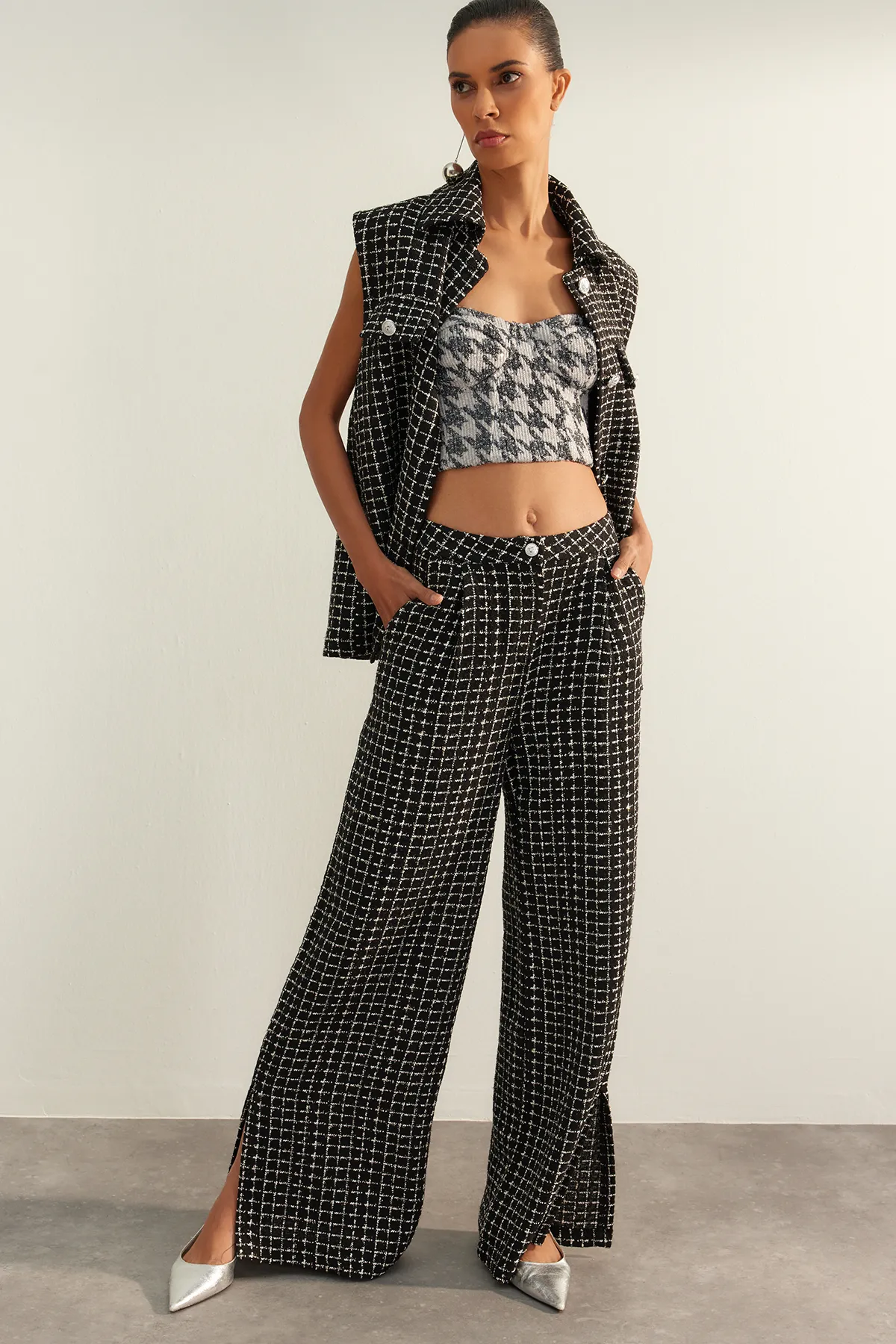 Trendyol Collection  Schwarze, limitierte Palazzo-Hose mit extra weitem Bein und Tweed-Karomuster aus Webstoff TWOAW24PL00286
